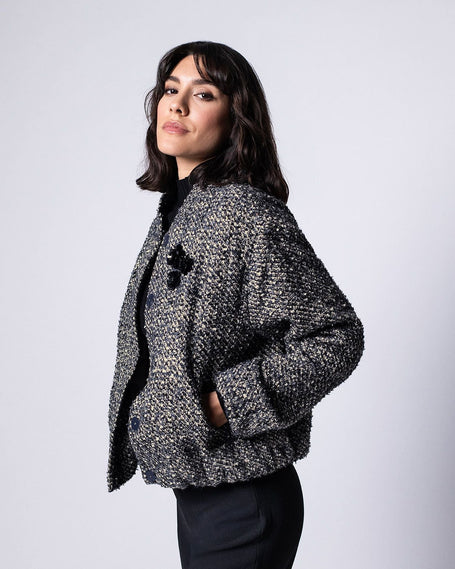 Farbenfroher Damen-Blouson im Regular-Fit-Schnitt in Kombination mit passender blauer Hose – Vorderansicht