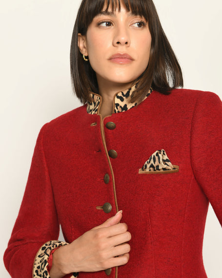 Model trägt candy-farbenen Damenjanker offen, sodass unsere passende Landhaus-Bluse ersichtlich ist – Vorderansicht