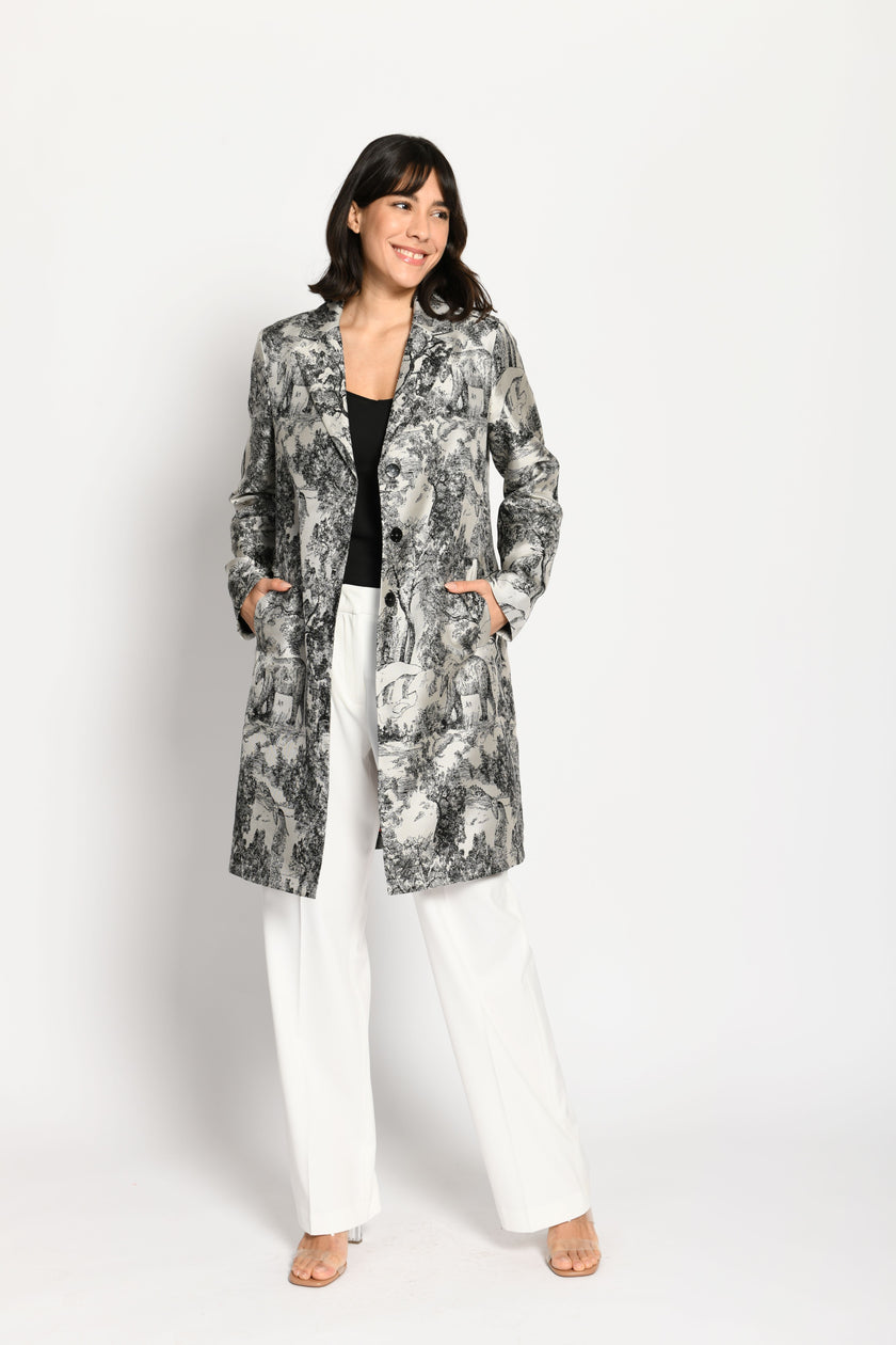 Toller Indoor-Mantel für Damen mit auffälligem Tierprint in den Farben Schwarz und Weiß – Vorderansicht, stehend
