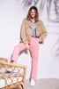 Model trägt braune Cabanjacke toll kombiniert zu einer rosa Stoffhose und schicker Print-Bluse - Vorderansicht