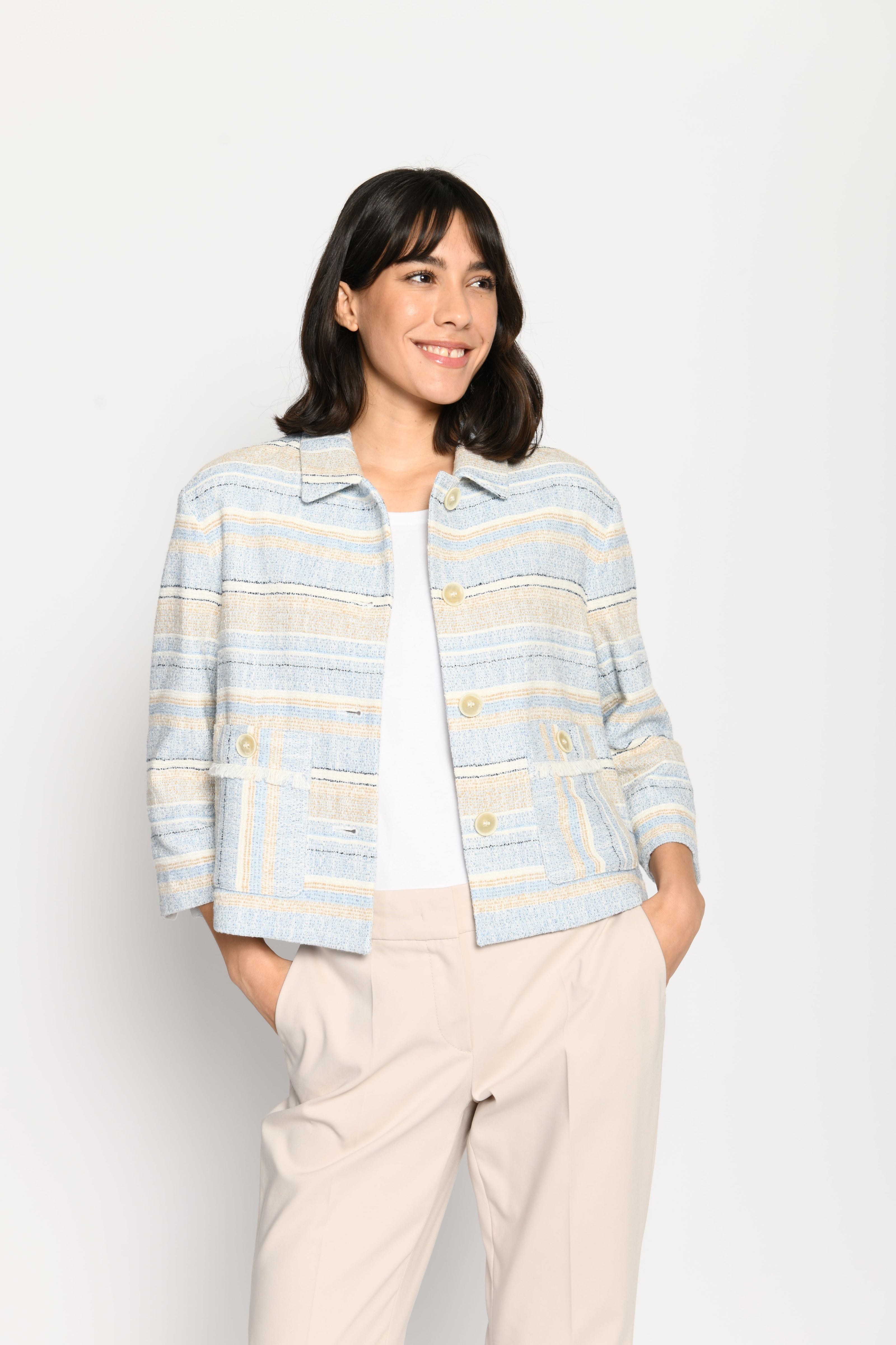 Kastenjacke für Damen im sommerlich-maritimen Look in den Farben Beige und Hellblau – Vorderansicht