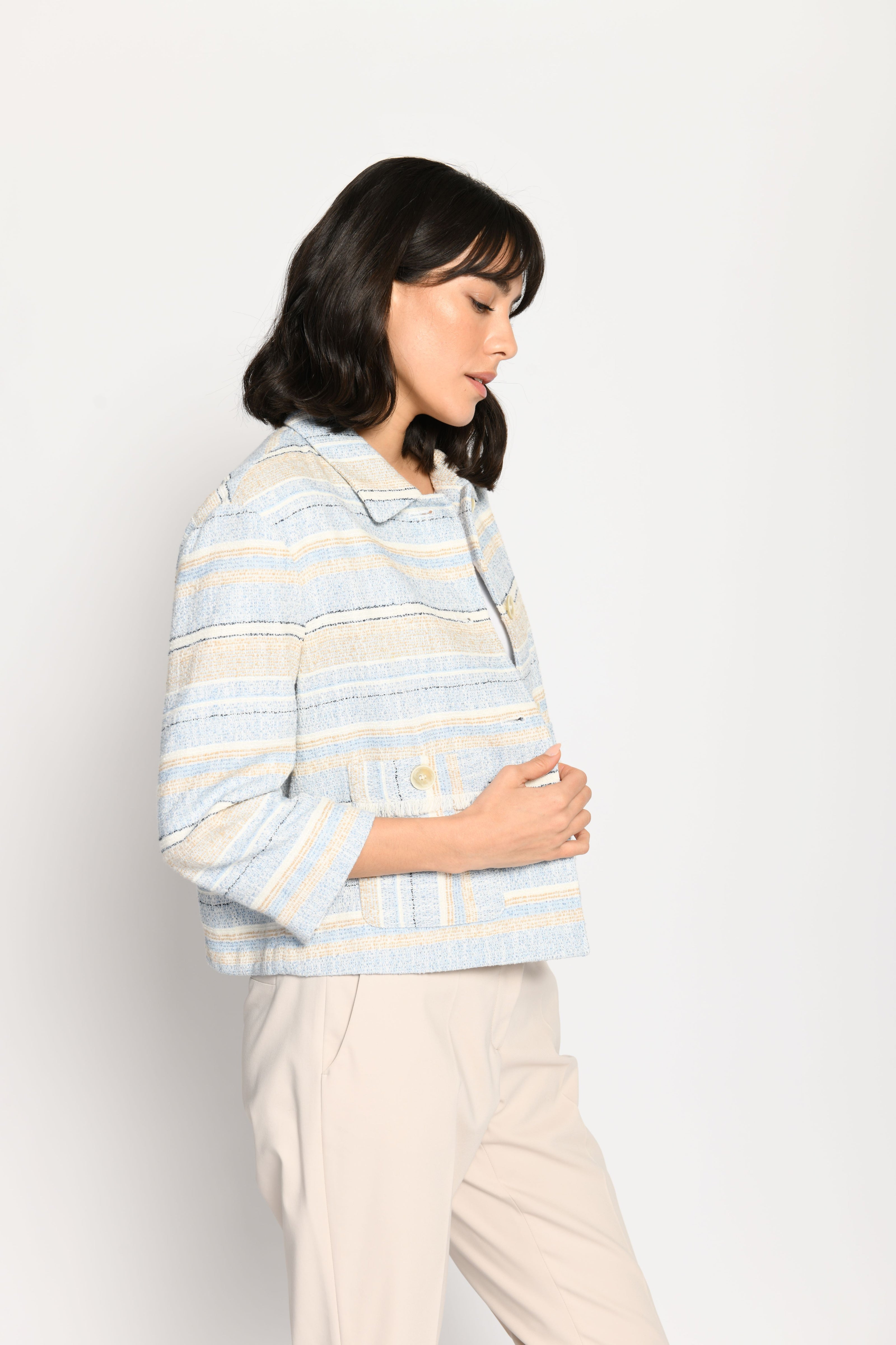 Kastenjacke für Damen im sommerlich-maritimen Look in den Farben Beige und Hellblau – Seitenansicht von links