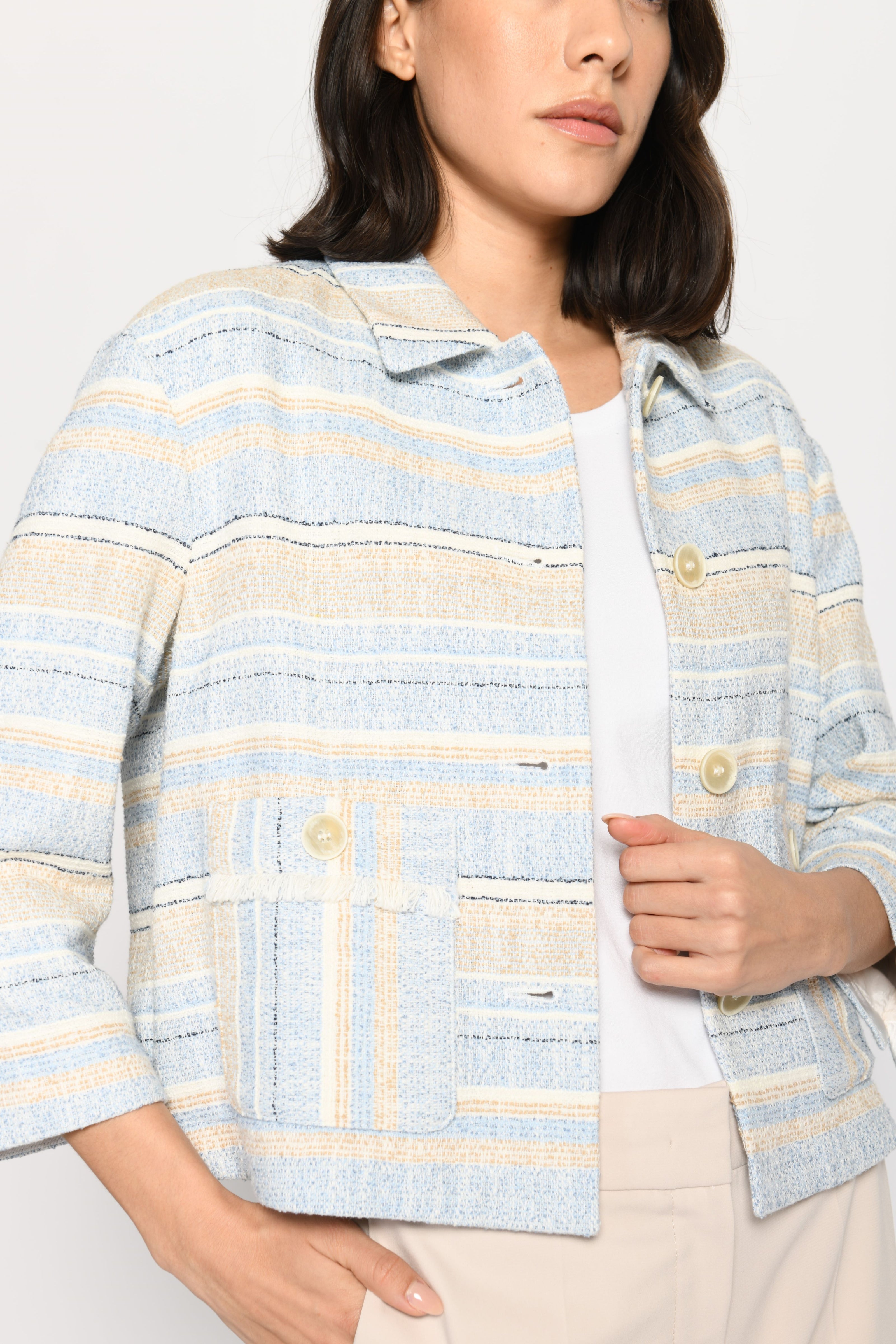 Kastenjacke für Damen im sommerlich-maritimen Look in den Farben Beige und Hellblau – Vorderansicht, Nahaufnahme