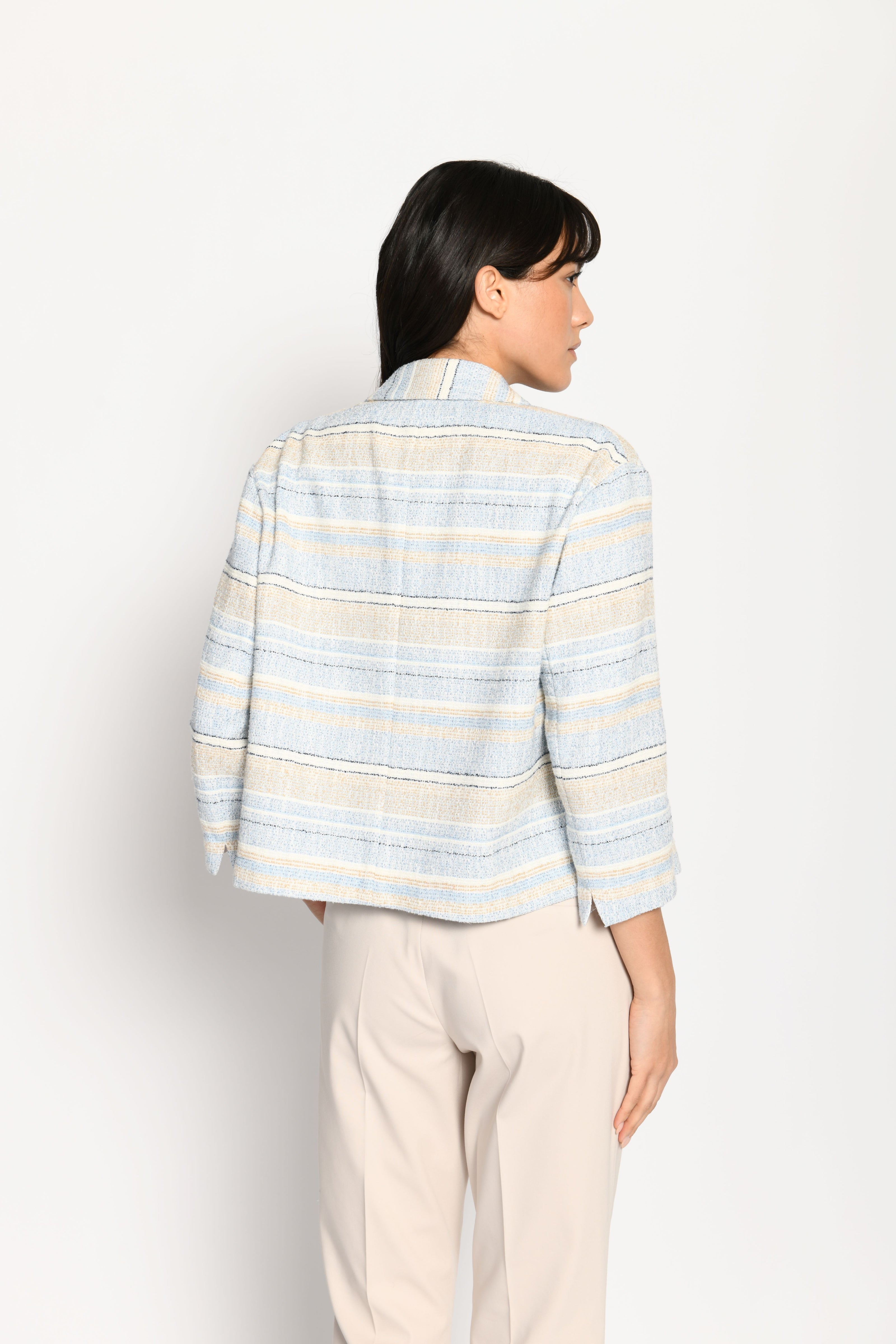 Kastenjacke für Damen im sommerlich-maritimen Look in den Farben Beige und Hellblau – Rückansicht, seitlich