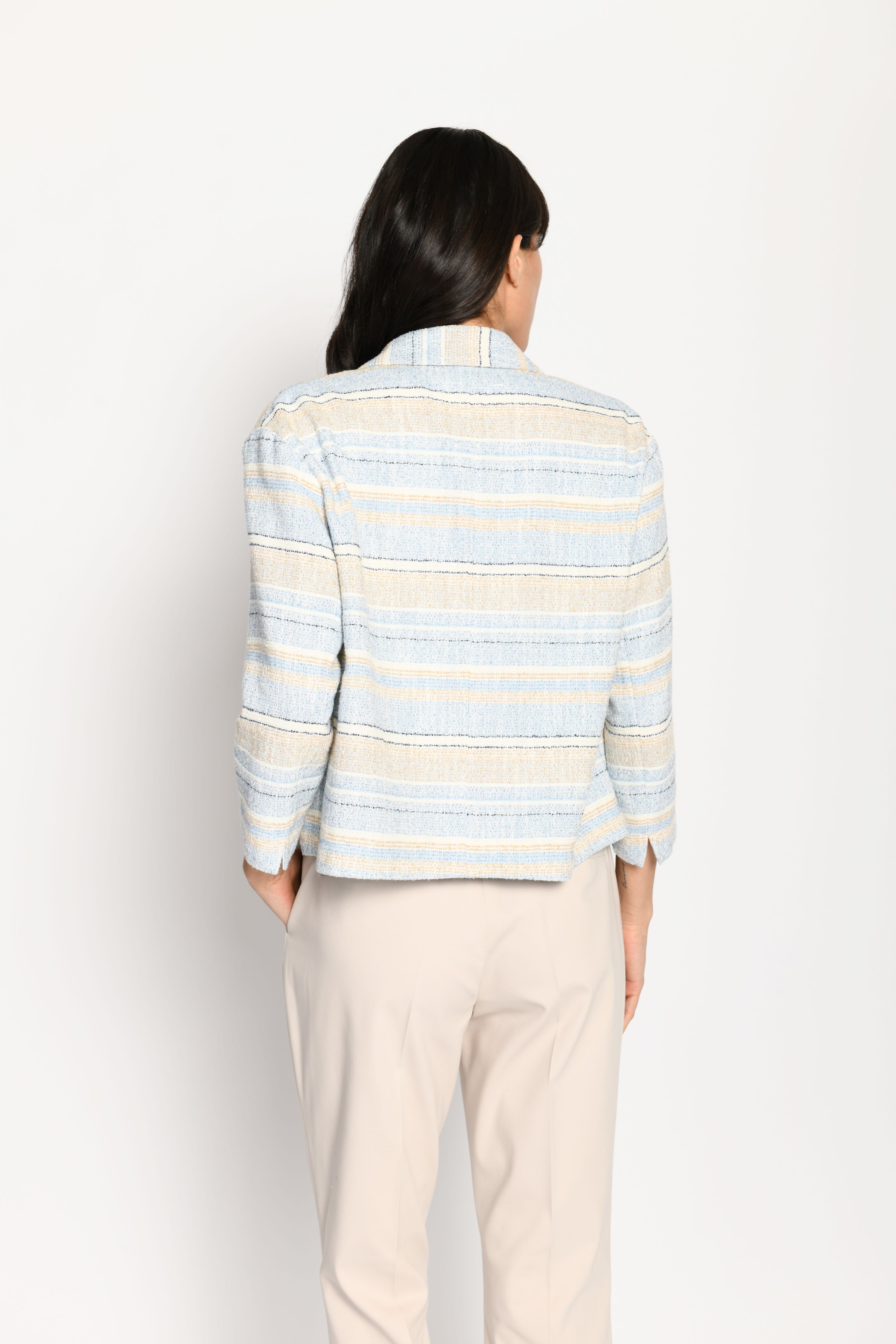Kastenjacke für Damen im sommerlich-maritimen Look in den Farben Beige und Hellblau – Rückansicht