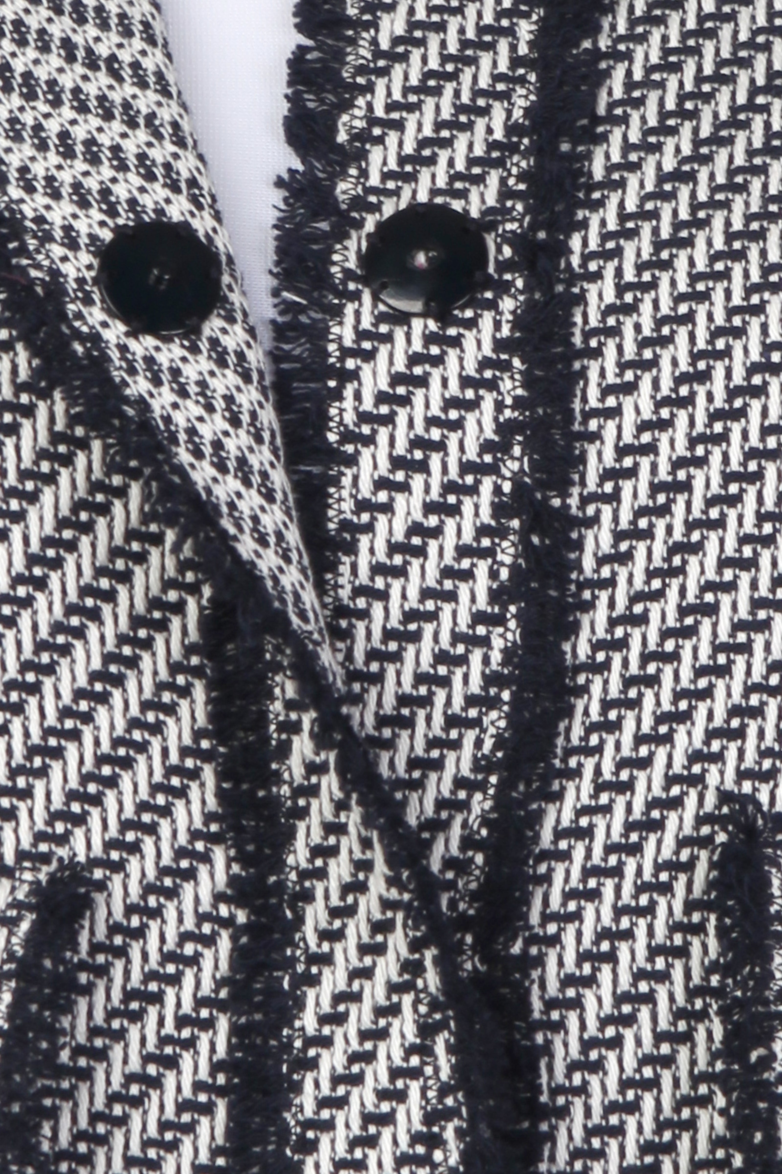 Detailaufnahme zeigt verdeckte Knopfleiste an der Vorderseite der Kastenjacke