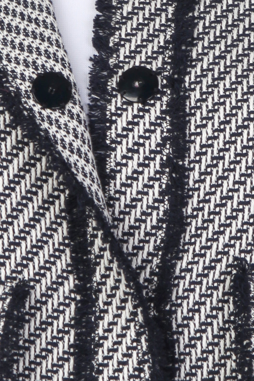 Detailaufnahme zeigt verdeckte Knopfleiste an der Vorderseite der Kastenjacke
