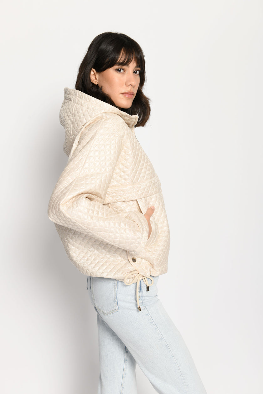 Nahaufnahme der beigen Oversize-Jacke für Damen mit Sandwich-Steppung und Kapuze – Seitenansicht von links