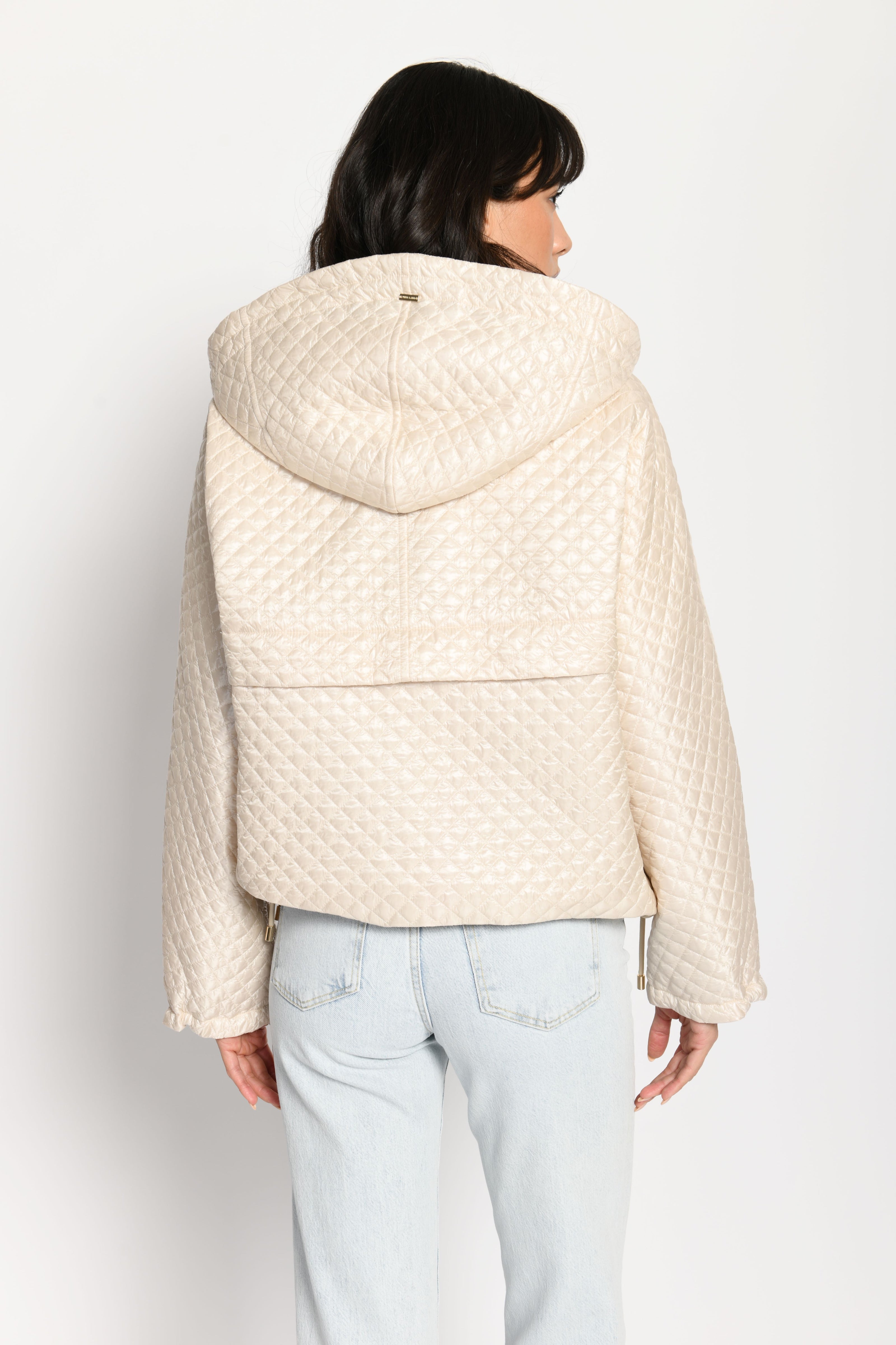 Nahaufnahme der beigen Oversize-Jacke für Damen mit Sandwich-Steppung und Kapuze – Rückansicht