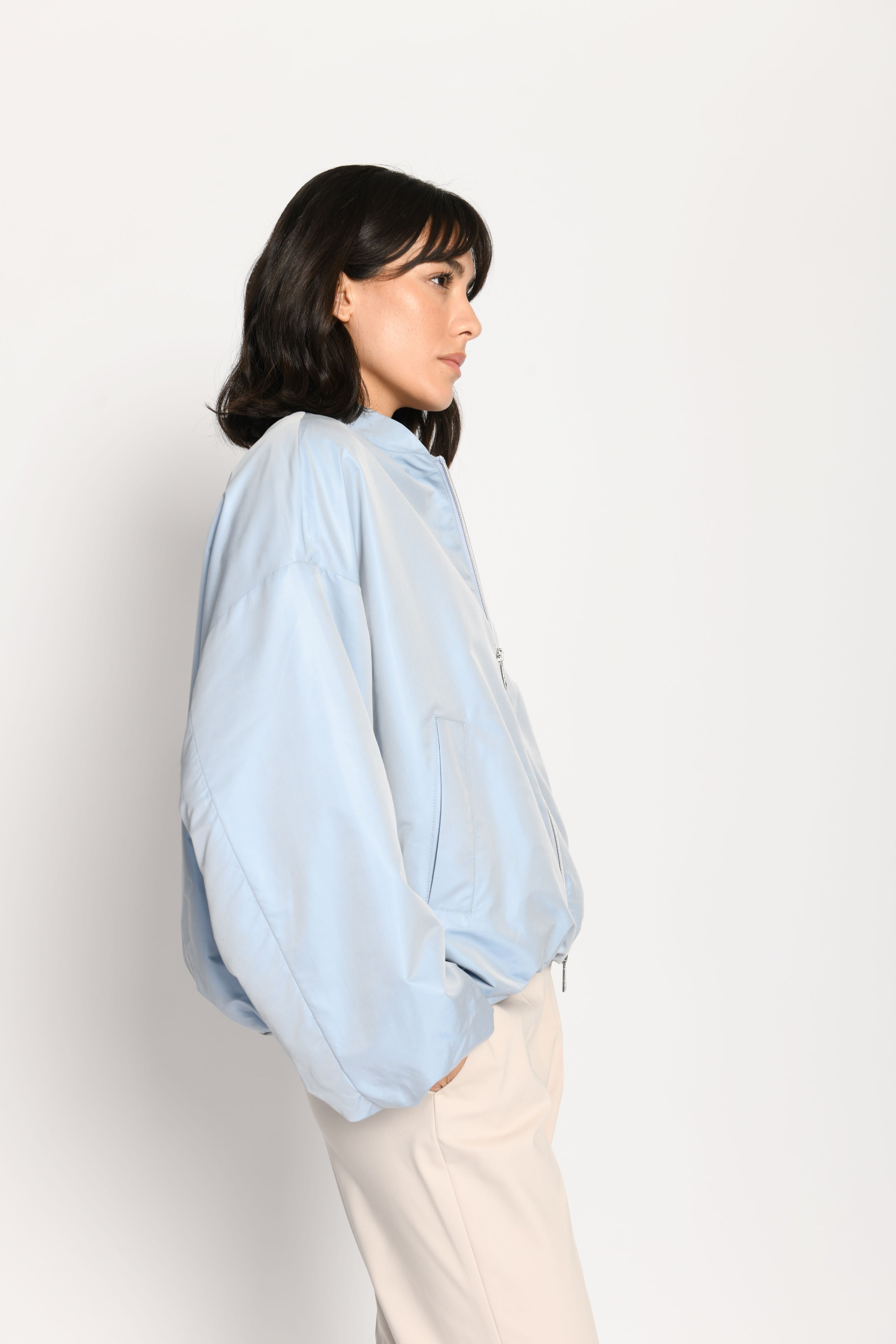 Luftiger Oversized-Blouson mit sichtbaren Ballon-Ärmeln dank Seitenansicht von links