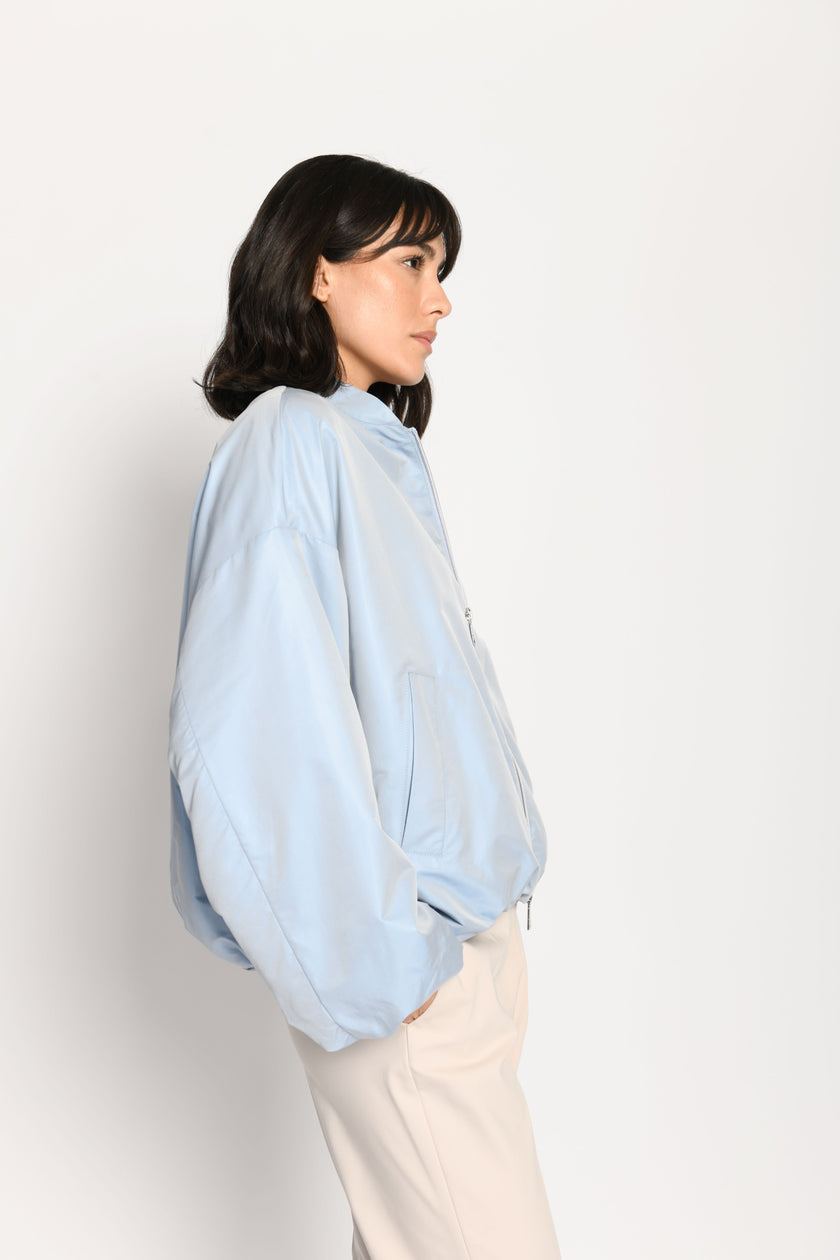 Luftiger Oversized-Blouson mit sichtbaren Ballon-Ärmeln dank Seitenansicht von links