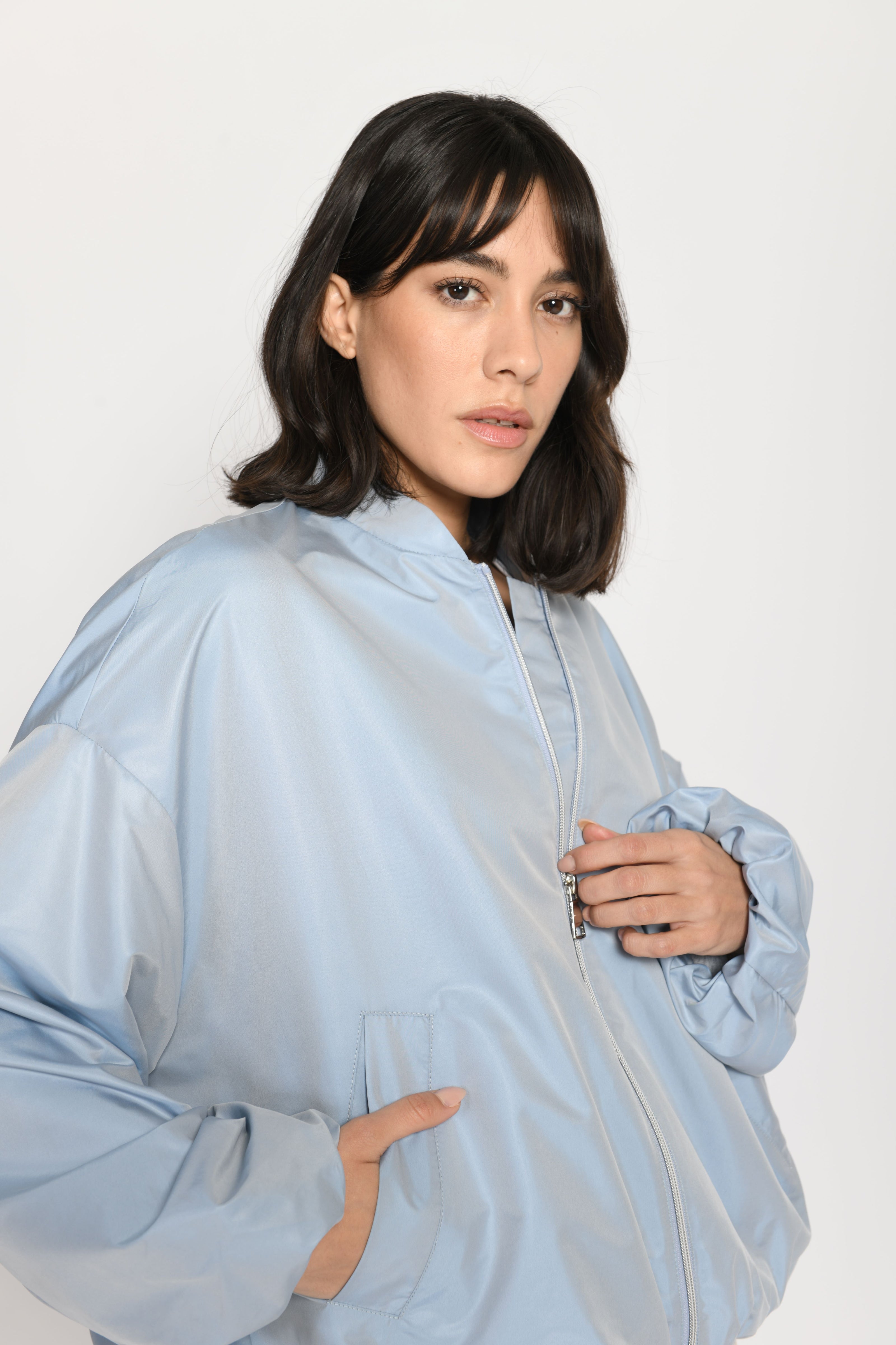 Luftiger Oversized-Blouson in strahlendem Hellblau – Seitenansicht von links