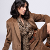 Model trägt unser Set aus Cordblazer und Cordhose