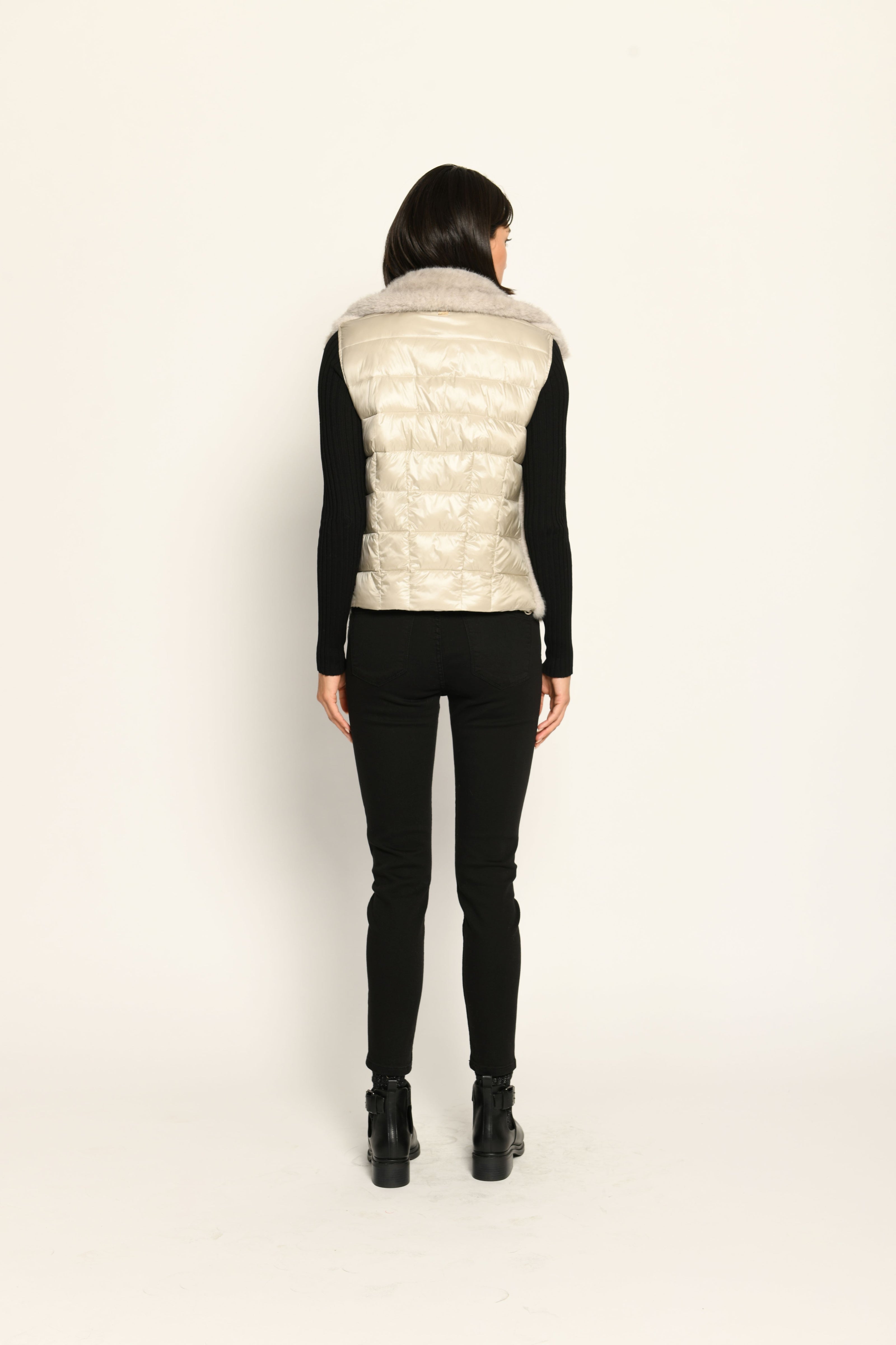 Hellbraune Weste für Damen aus Materialmix. Vorderseite besteht aus Webpelz, Rückseite ist gesteppt – Rückseite