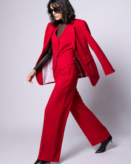 Model trägt beige Stoffhose mit dazu passendem ärmellosen Blazer der Marke White Label by RoFa – sitzende Position