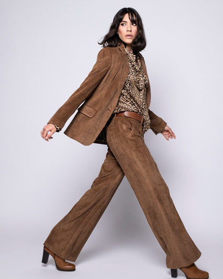 Leger geschnittener Damenblazer mit farbenfrohem, buntem Druck – Vorderansicht