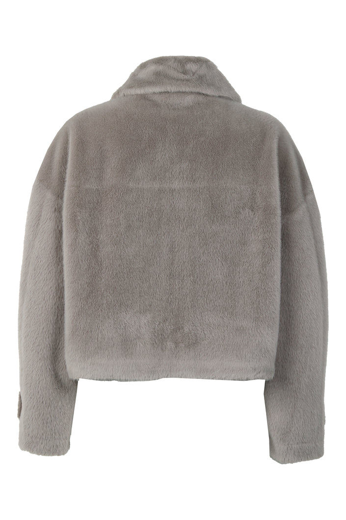 Mannequin-Aufnahme der grauen Kastenjacke aus flauschigem Polarskin-Imitat – Vorderansicht