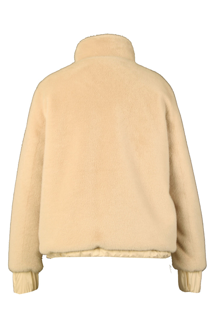 Mannequin-Aufnahme der Wendejacke für Damen mit sichtbarer Teddy-Seite – Rückansicht