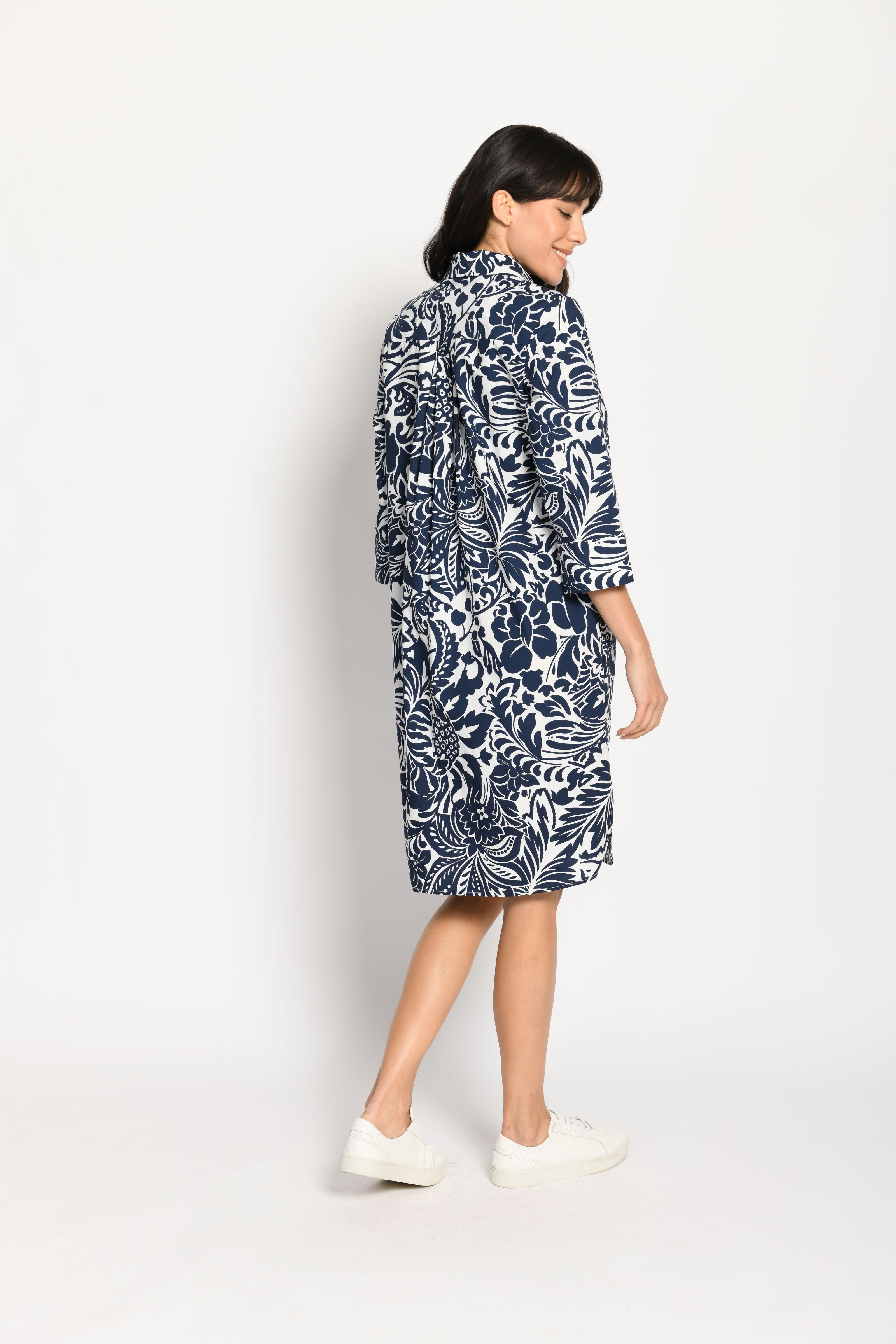 Lässiges Hemdblusenkleid, gemustert in den Farben Weiß und Blau mit 3/4-Ärmel und Taschenbeutel – Rückansicht