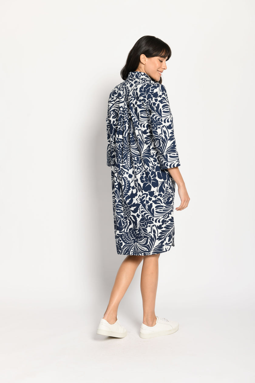 Lässiges Hemdblusenkleid, gemustert in den Farben Weiß und Blau mit 3/4-Ärmel und Taschenbeutel – Rückansicht