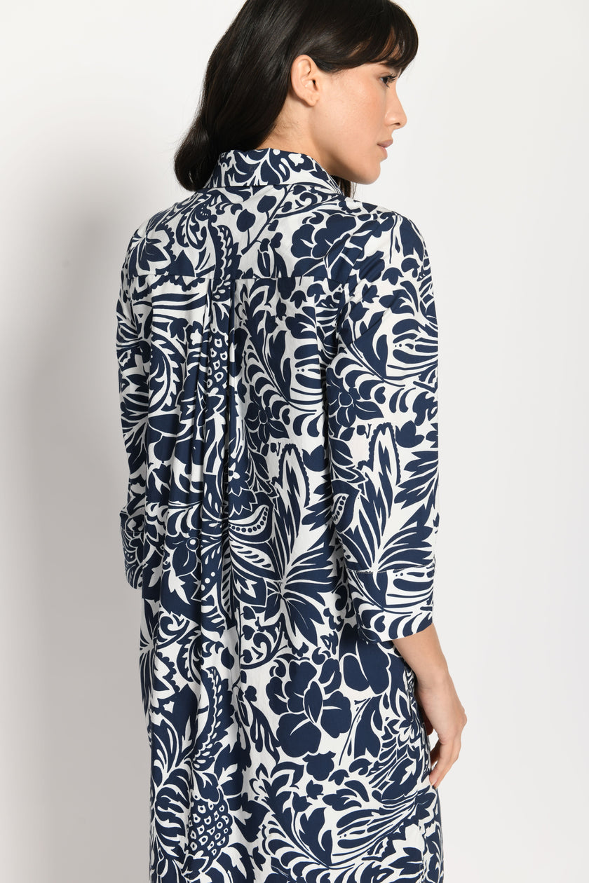 Lässiges Hemdblusenkleid, gemustert in den Farben Weiß und Blau mit 3/4-Ärmel und Taschenbeutel – Nahaufnahme der Rückenansicht