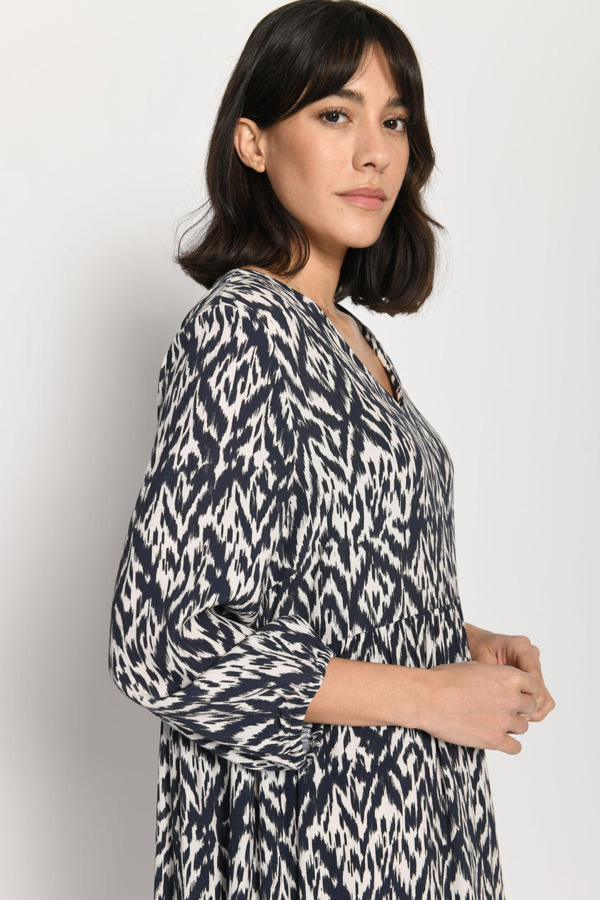 Nahaufnahme des oberen Teils des Kleides mit V-Ausschnitt und langen Ärmeln - Seitenansicht, links