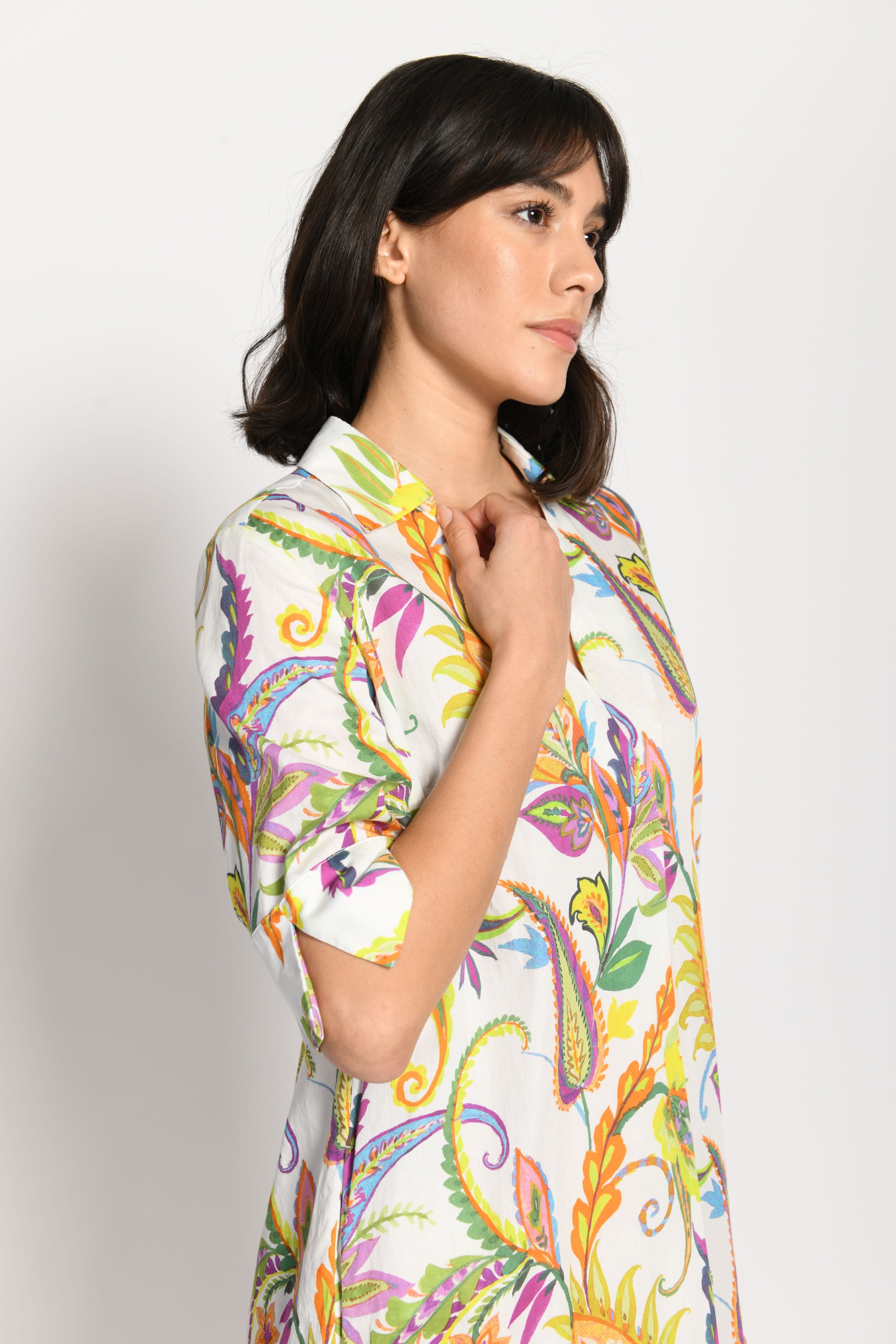 Detailaufnahme zeigt Ärmelsaum mit Schlitz und Umlegekragen mit V-Ausschnitt – Seitenansicht links