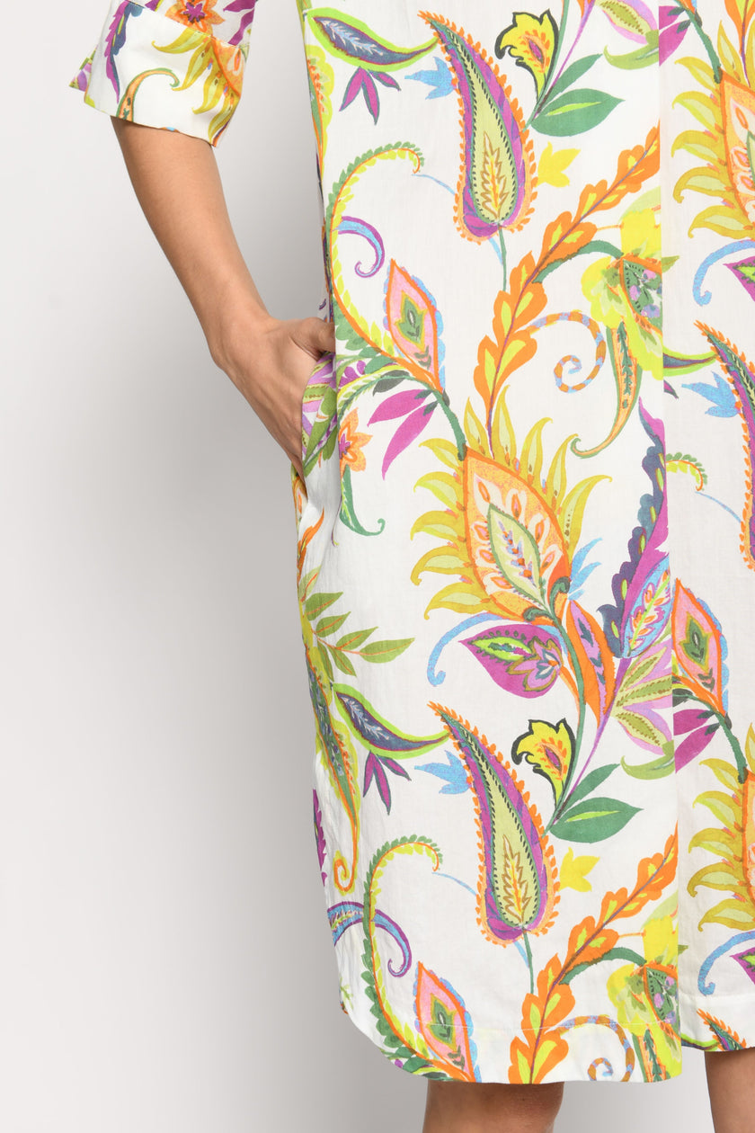 Detailaufnahme der linken Seite des Kleides zeigt versteckte Nahttasche - Vorderansicht