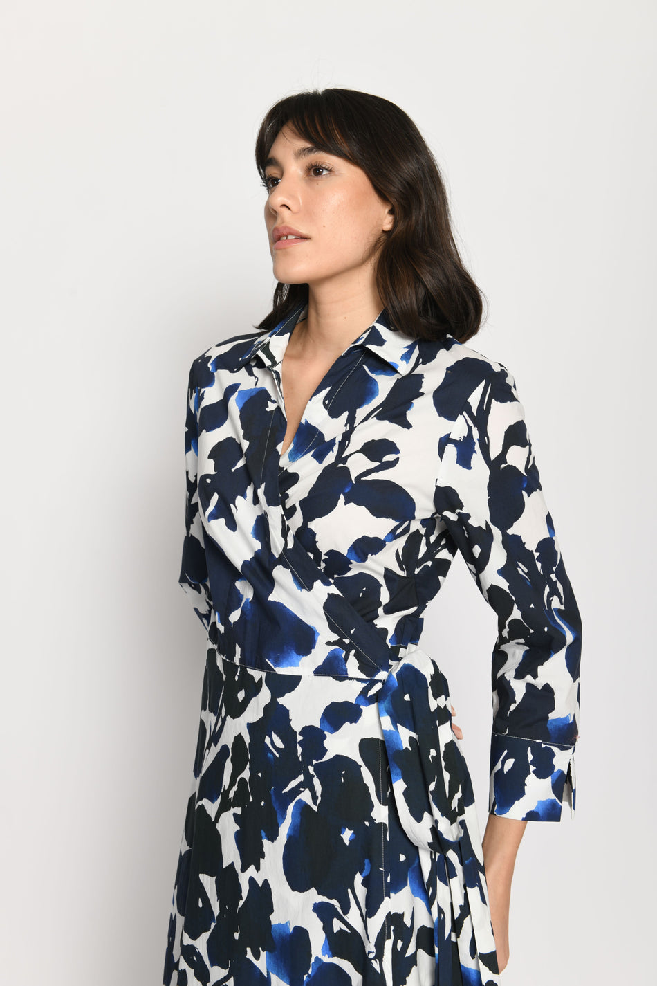 Knöchellanges Wickelkleid mit auffälligem Print in den Farben Weiß und Blau – Seitenansicht von rechts
