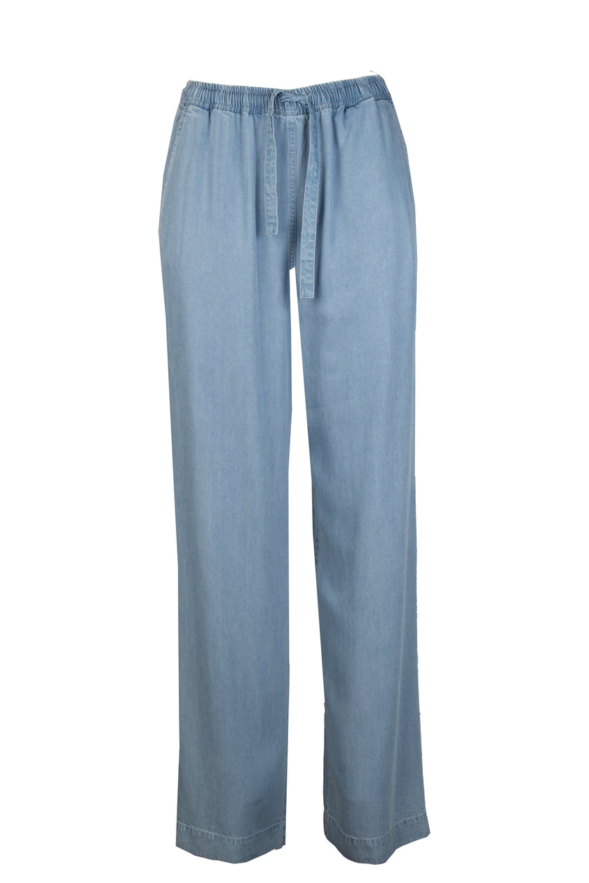 Mannequin-Aufnahme der Lyocell-Hose in Jeansblau mit weit geschnittenen Beinen und gerafftem Bund mit Tunnelzug – Vorderansicht