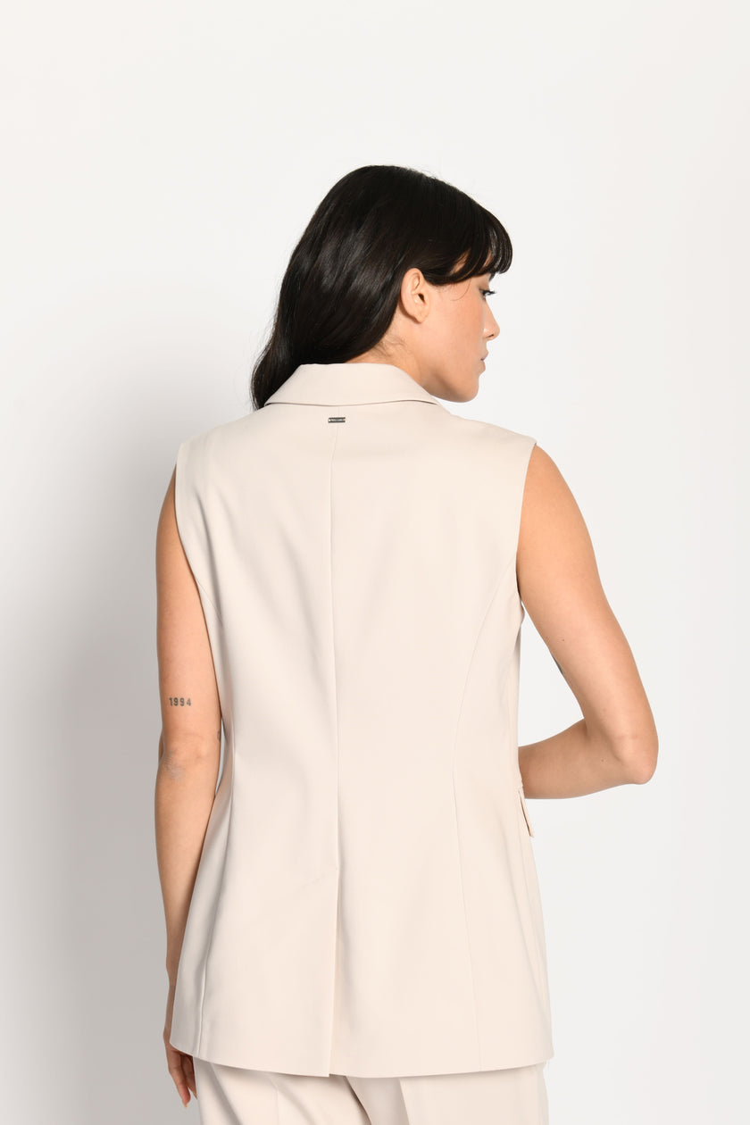 Taillierter ärmelloser Blazer in der Farbe Beige mit sichtbarem Rückenschlitz auf der Rückseite 