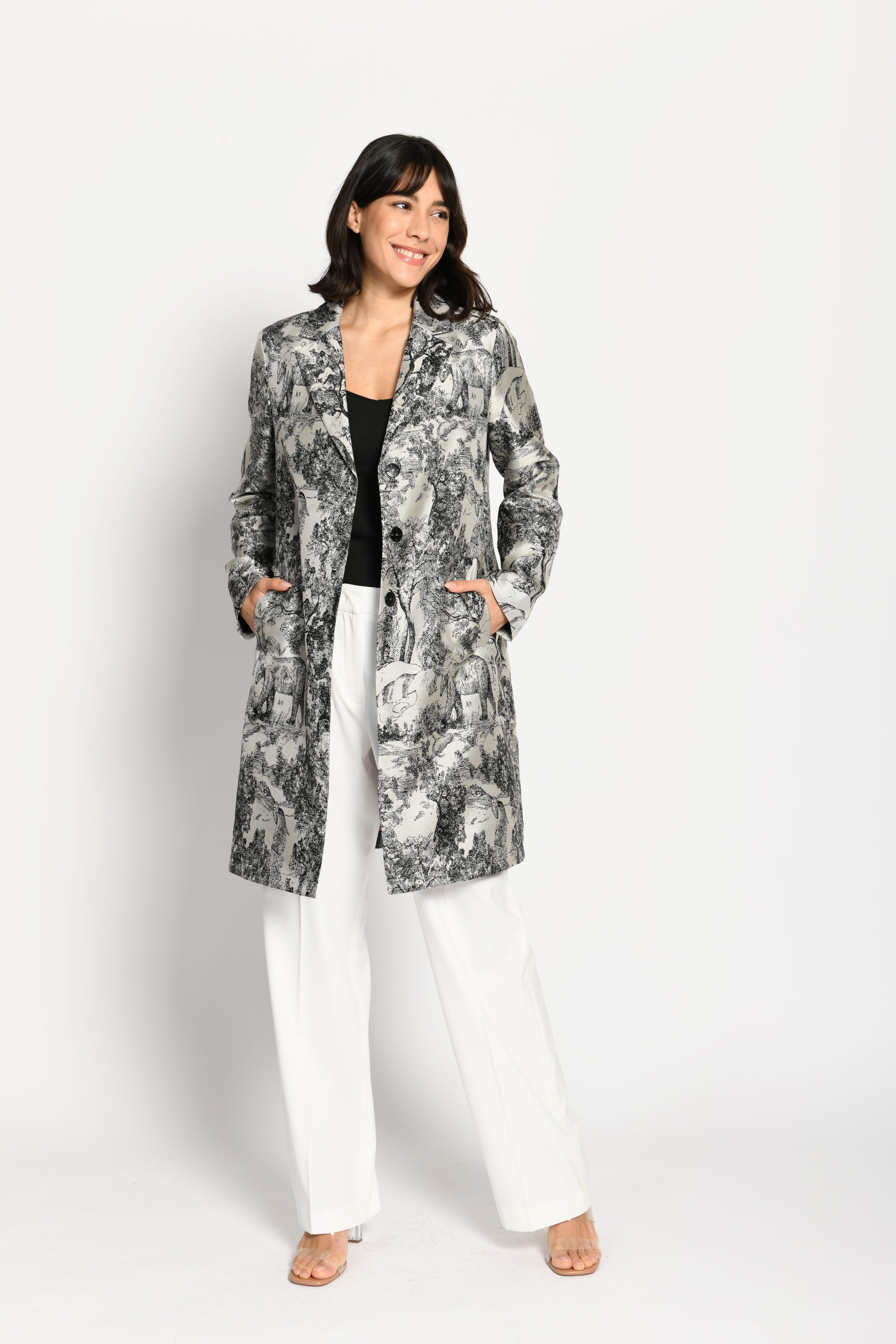 Toller Indoor-Mantel für Damen mit auffälligem Tierprint in den Farben Schwarz und Weiß – Vorderansicht, stehend