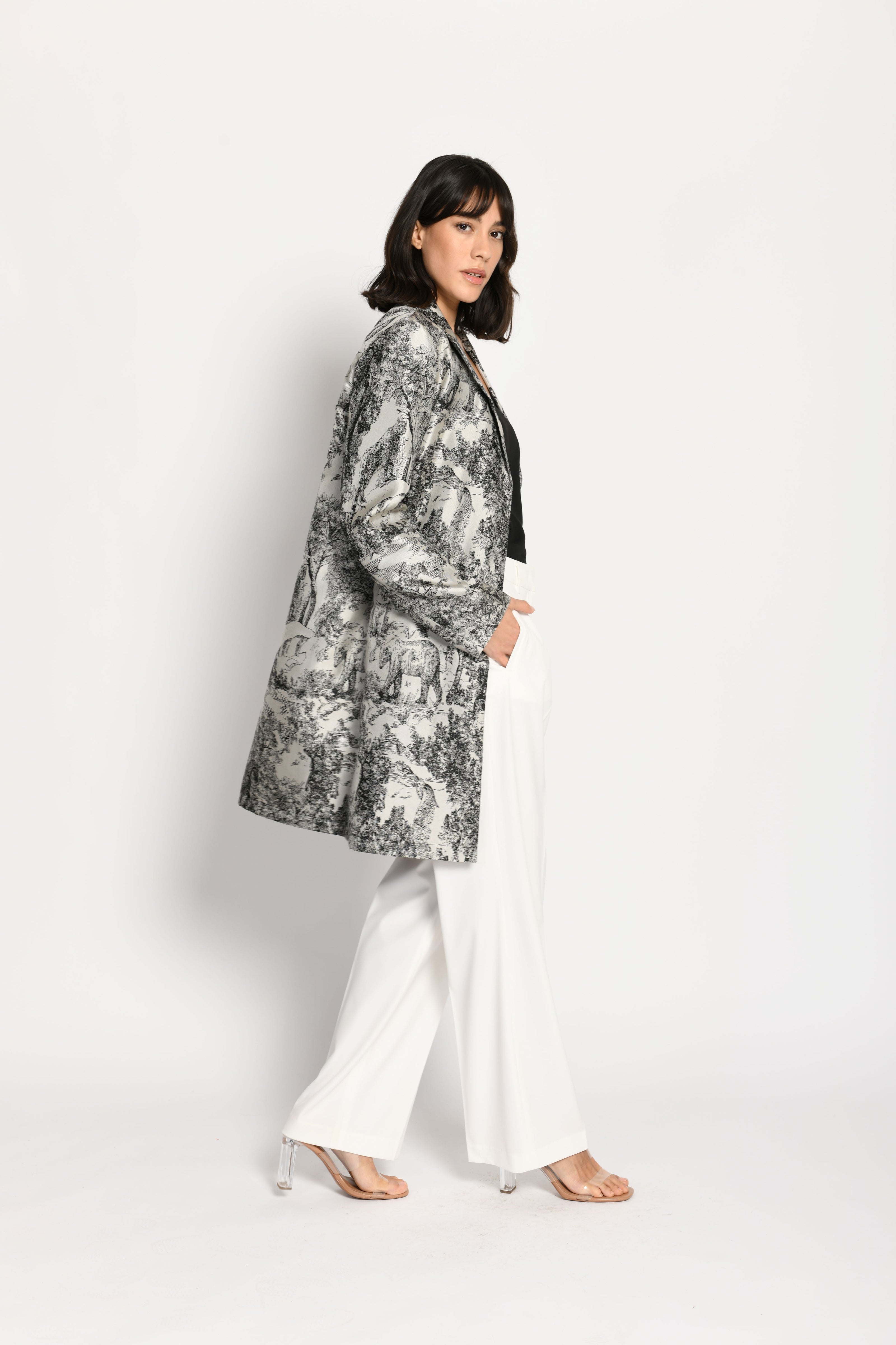 Toller Indoor-Mantel für Damen mit auffälligem Tierprint in den Farben Schwarz und Weiß – Seitenansicht von links