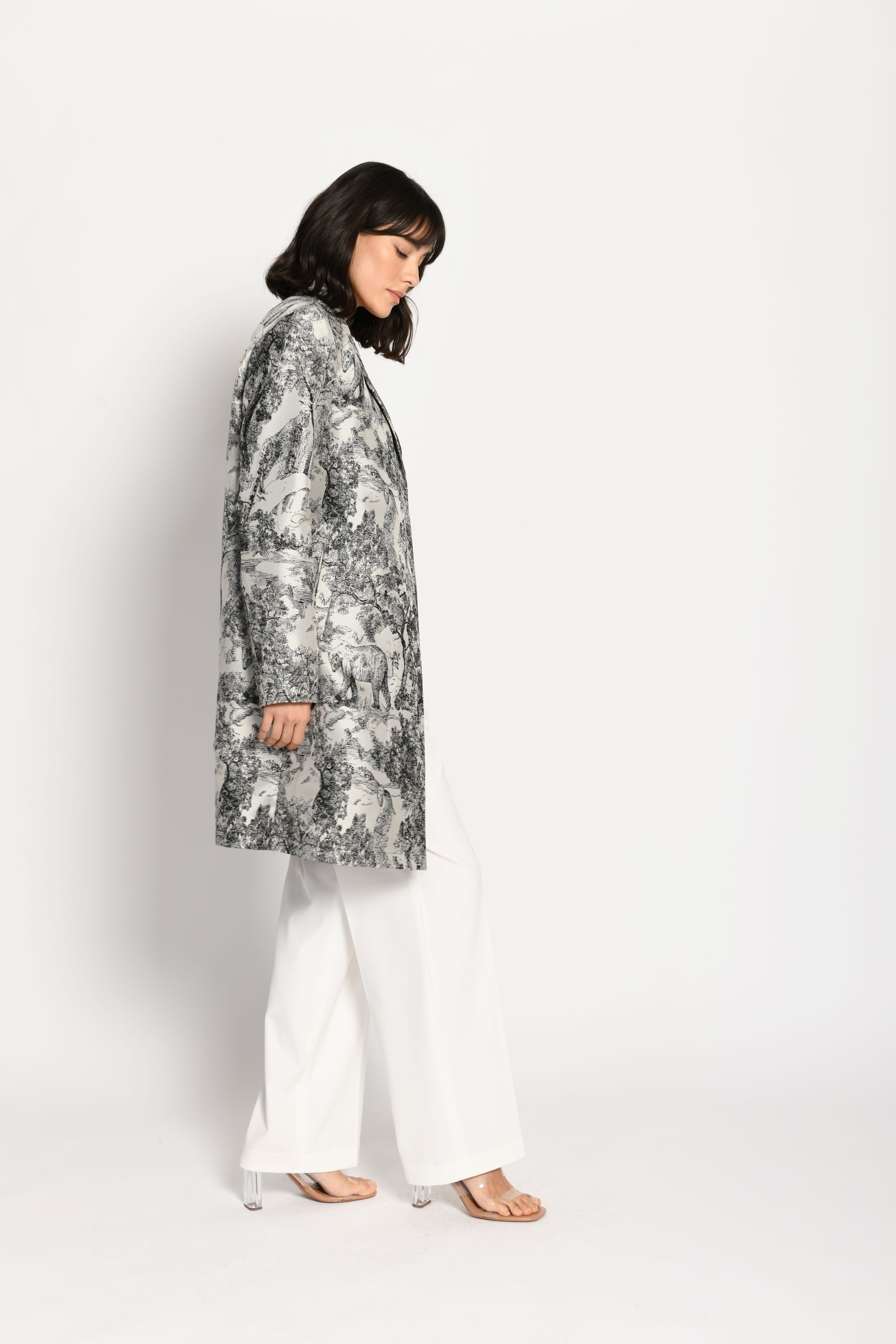 Toller Indoor-Mantel für Damen mit auffälligem Tierprint in den Farben Schwarz und Weiß – Seitenansicht von links, stehend