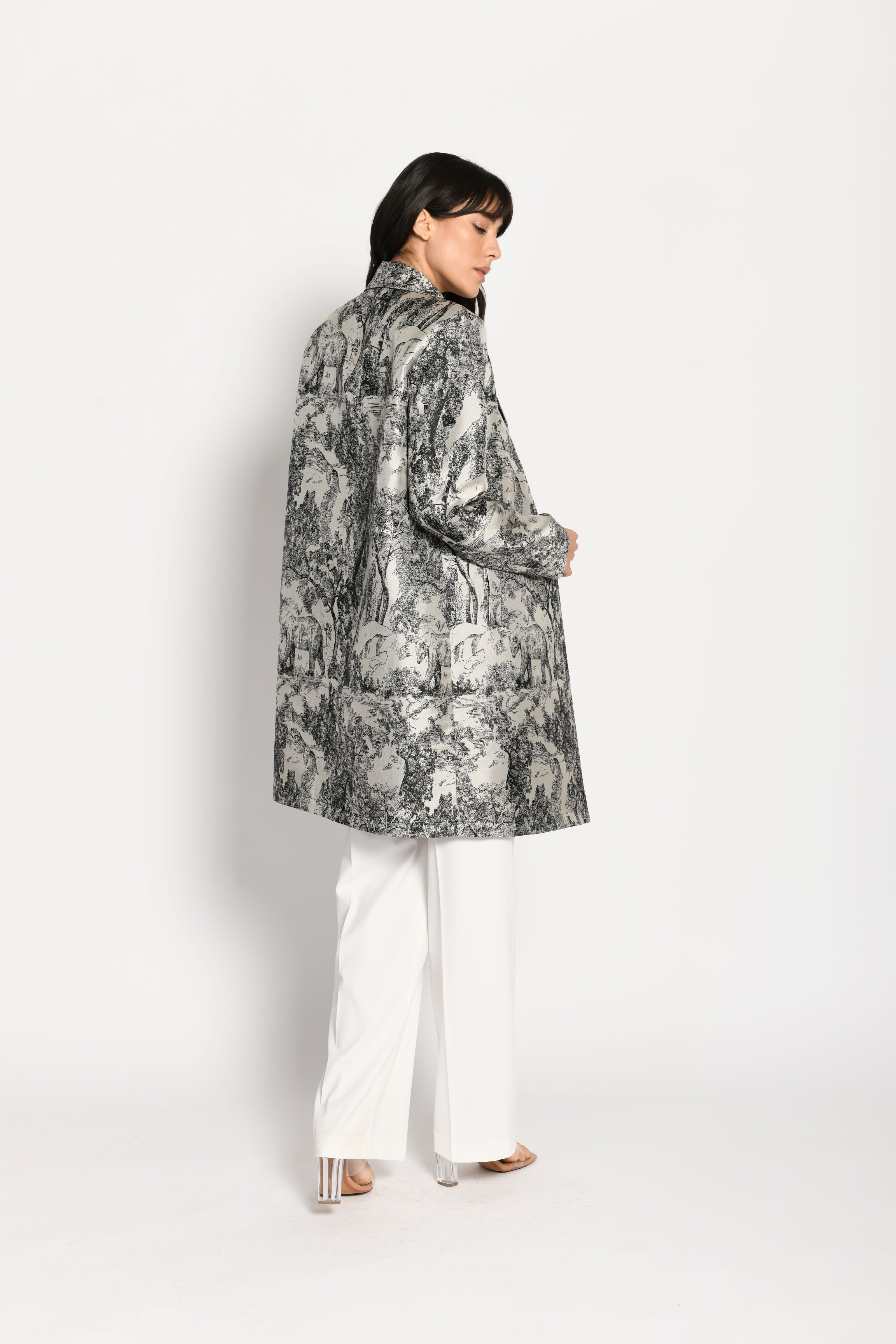 Toller Indoor-Mantel für Damen mit auffälligem Tierprint in den Farben Schwarz und Weiß – Rückansicht