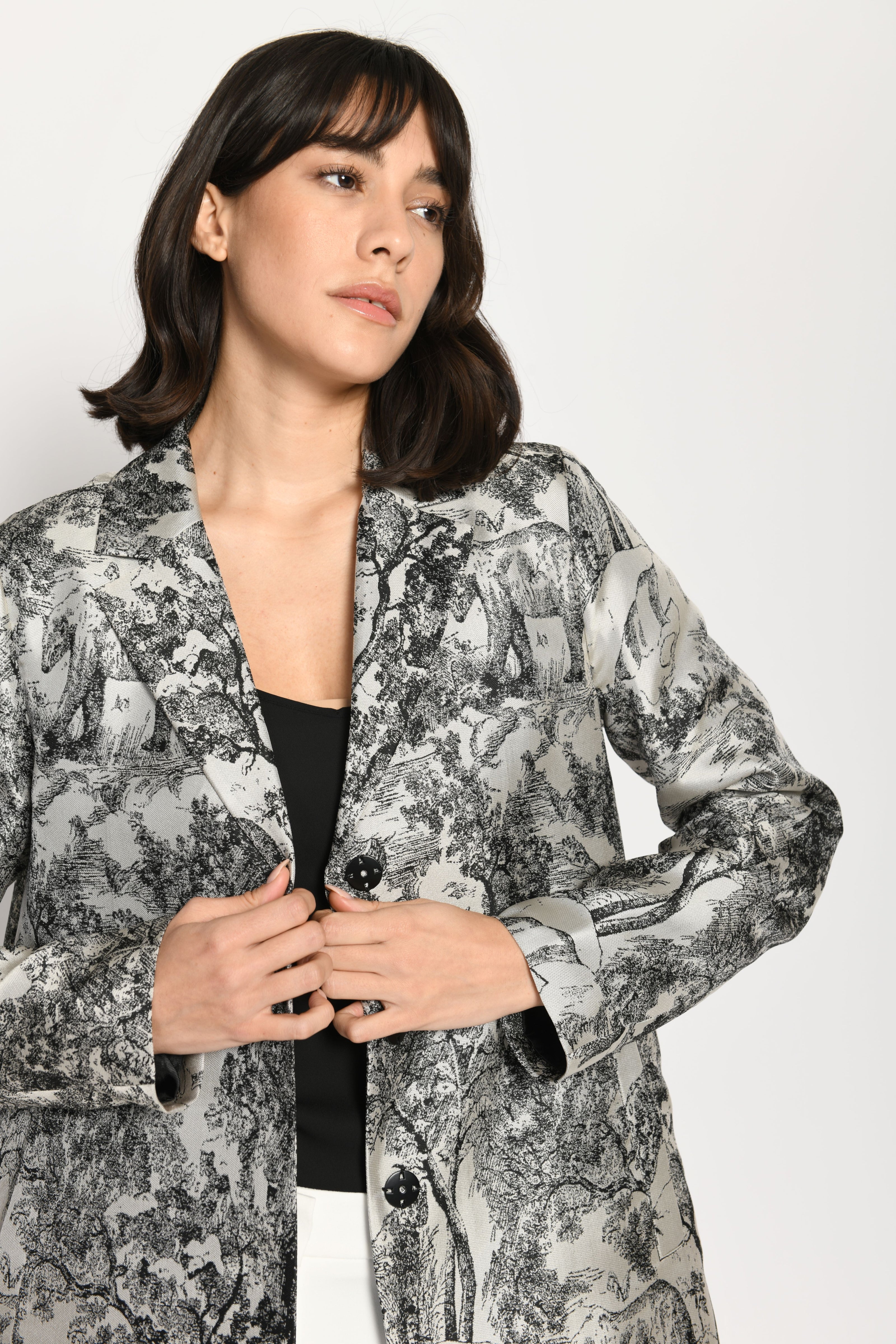 Toller Indoor-Mantel für Damen mit auffälligem Tierprint in den Farben Schwarz und Weiß – Vorderansicht