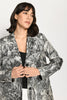 Toller Indoor-Mantel für Damen mit auffälligem Tierprint in den Farben Schwarz und Weiß – Vorderansicht