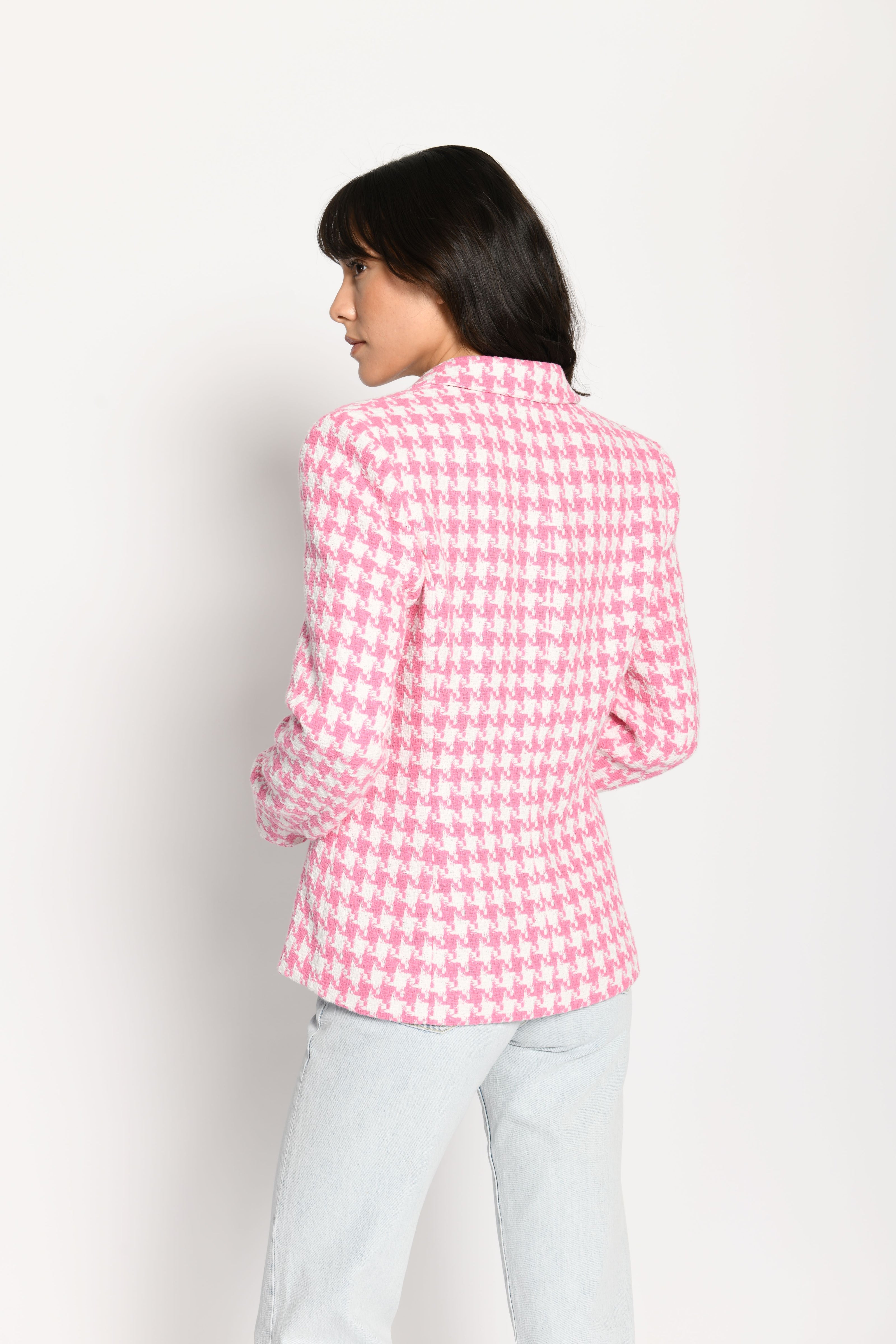 Leicht taillierter Damenblazer mit kräftigem Pepita-Muster in Rosa und Weiß – Rückansicht