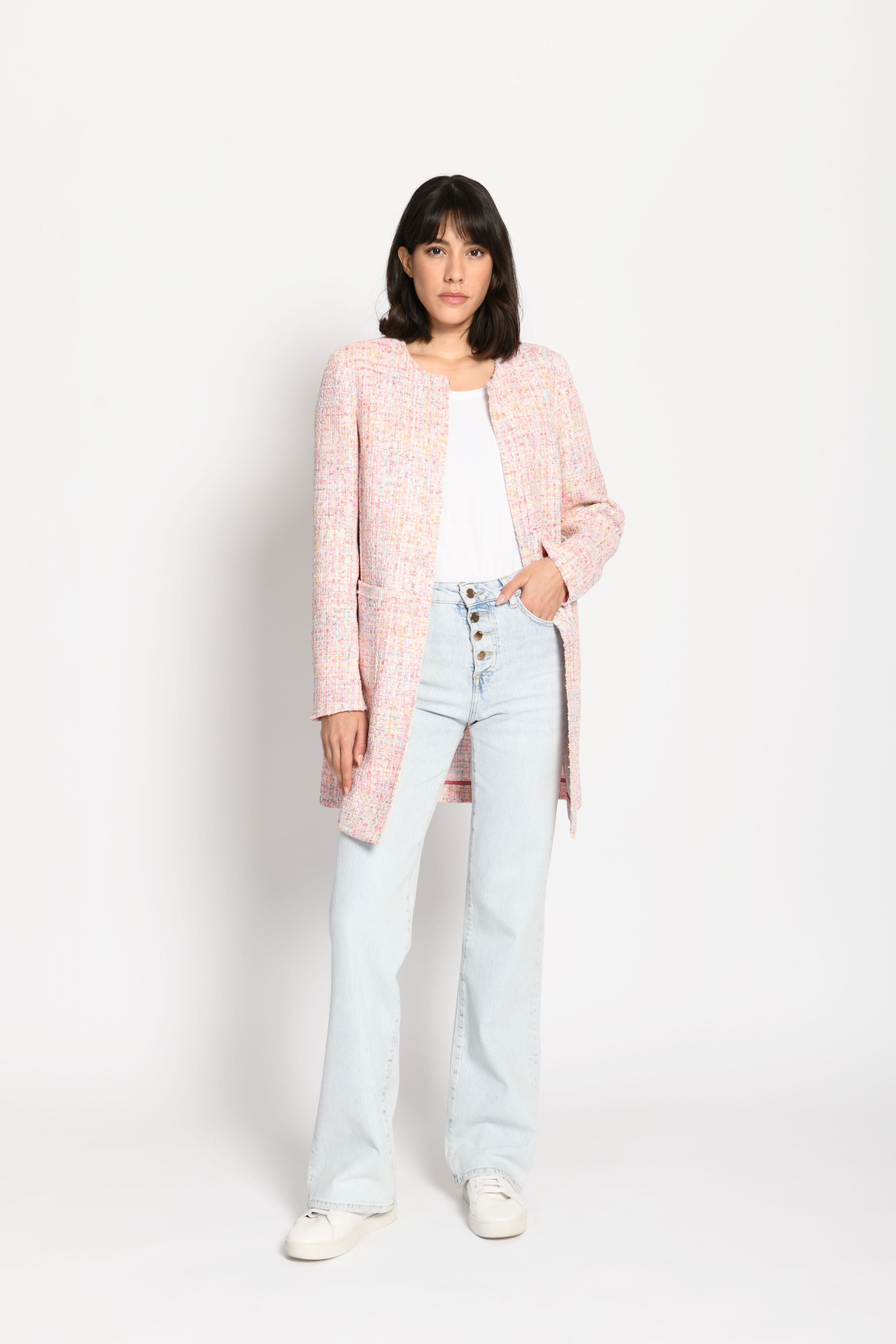 Offen getragener Multicolor Kurzmantel mit Fransen und aufgesetzen Taschen – stehende Pose, Blick nach vorne