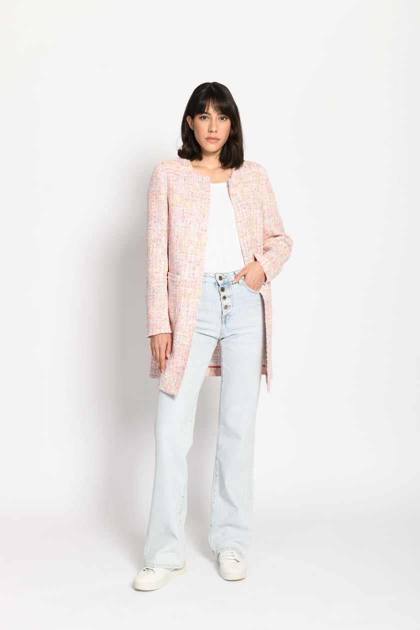 Offen getragener Multicolor Kurzmantel mit Fransen und aufgesetzen Taschen – stehende Pose, Blick nach vorne