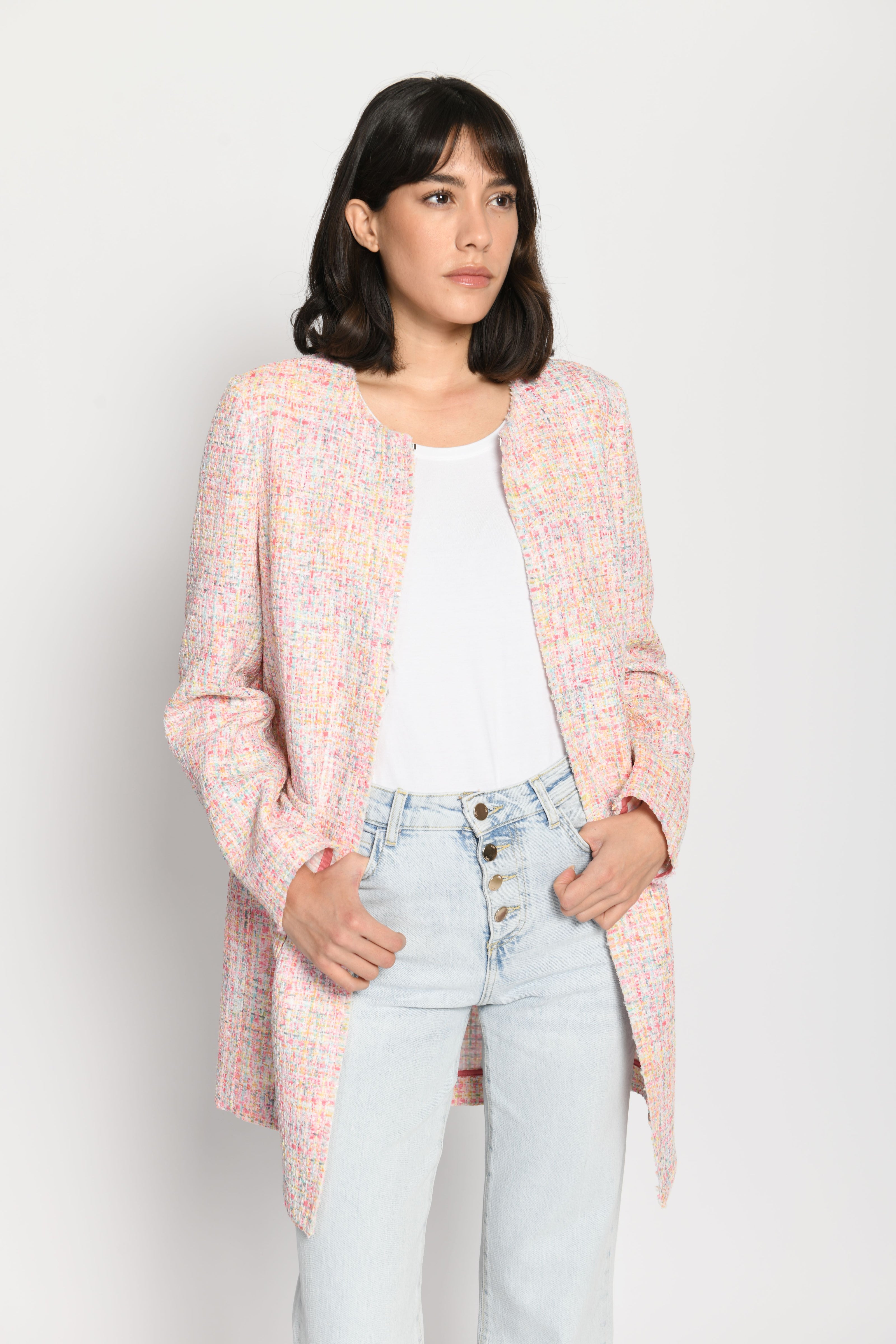 Offen getragener Multicolor Kurzmantel mit Fransen und aufgesetzen Taschen – Vorderansicht