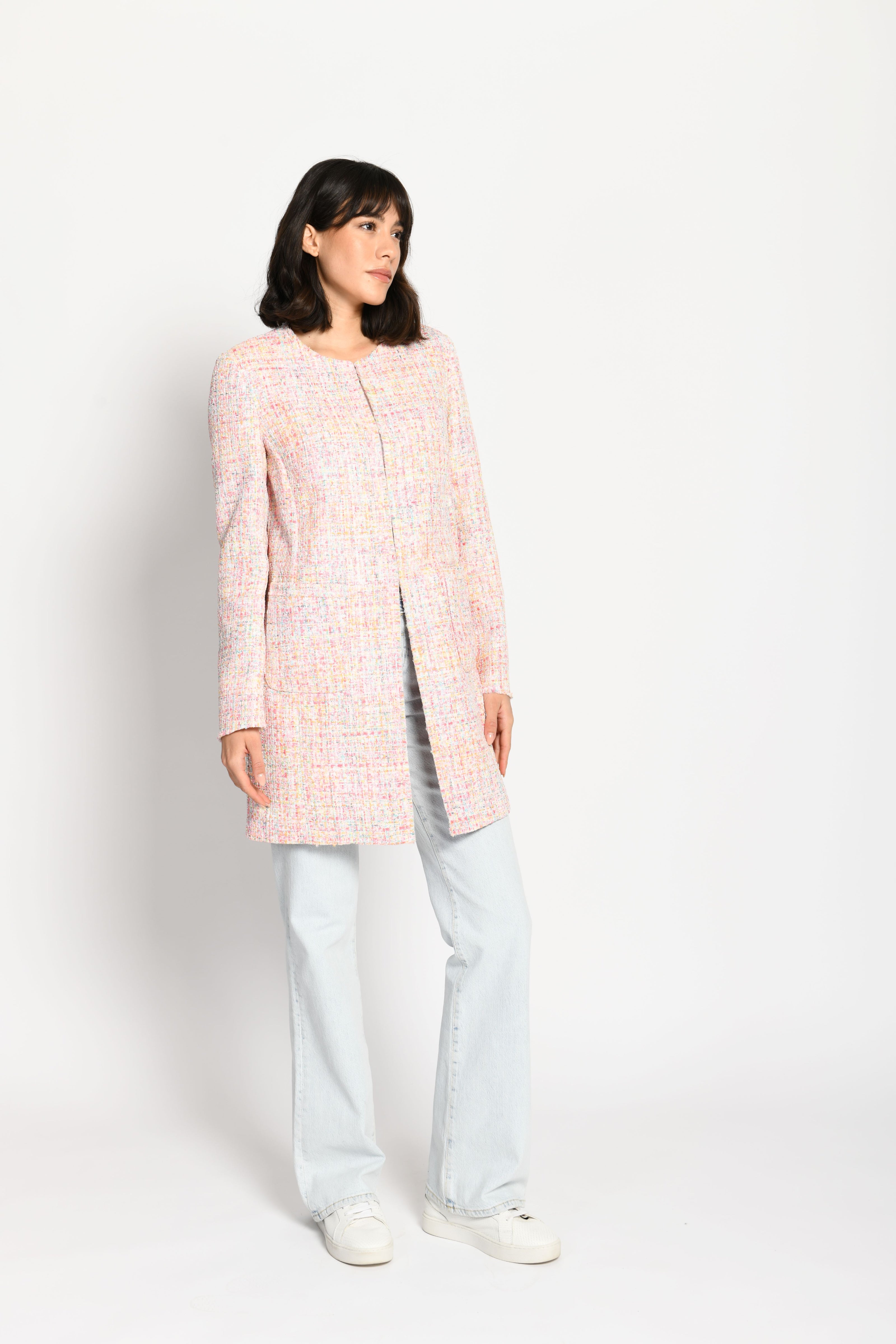 Geschlossen getragener Multicolor Kurzmantel mit Fransen und aufgesetzen Taschen – Vorderansicht