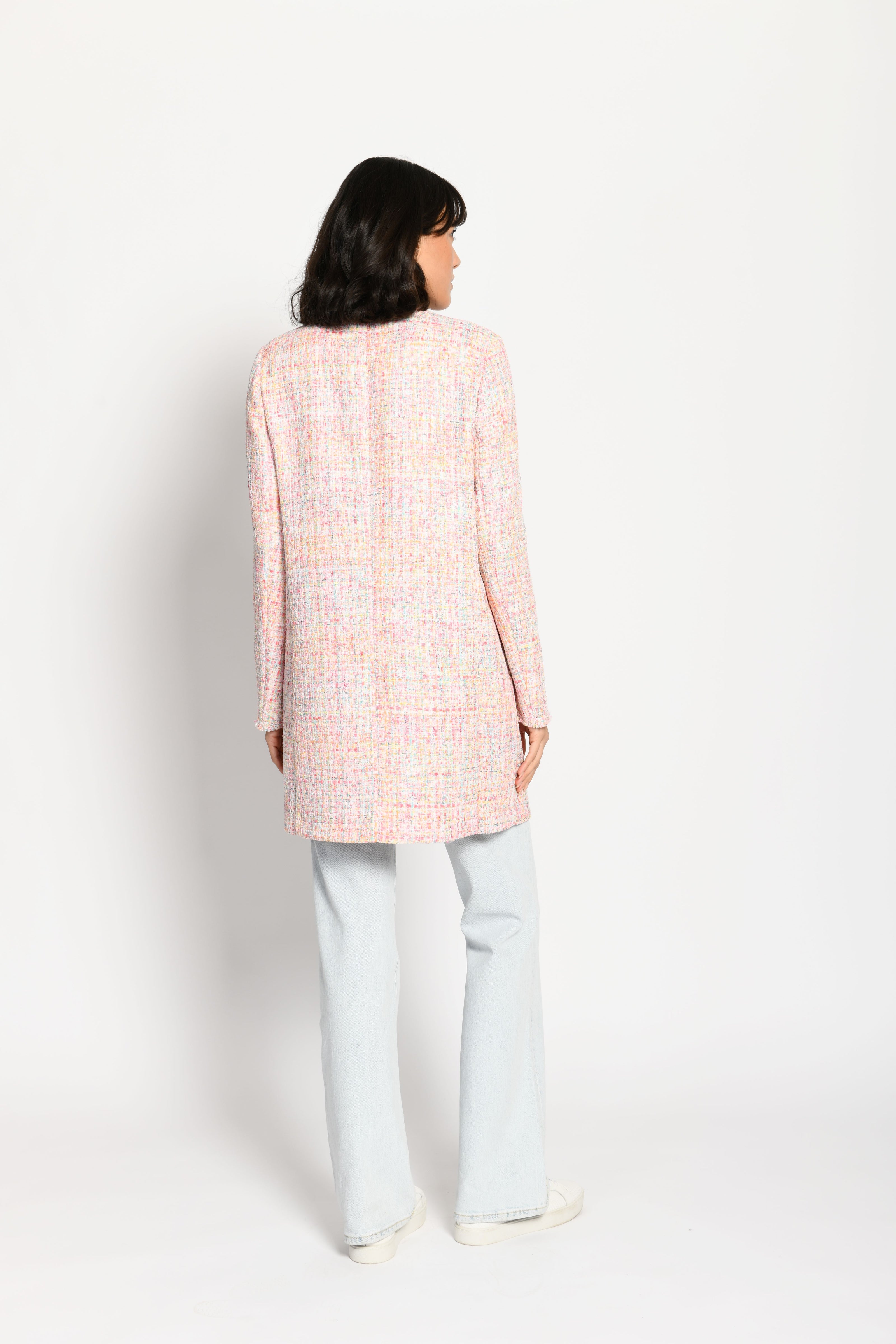 Geschlossen getragener Multicolor Kurzmantel mit Fransen und aufgesetzen Taschen – Rückansicht