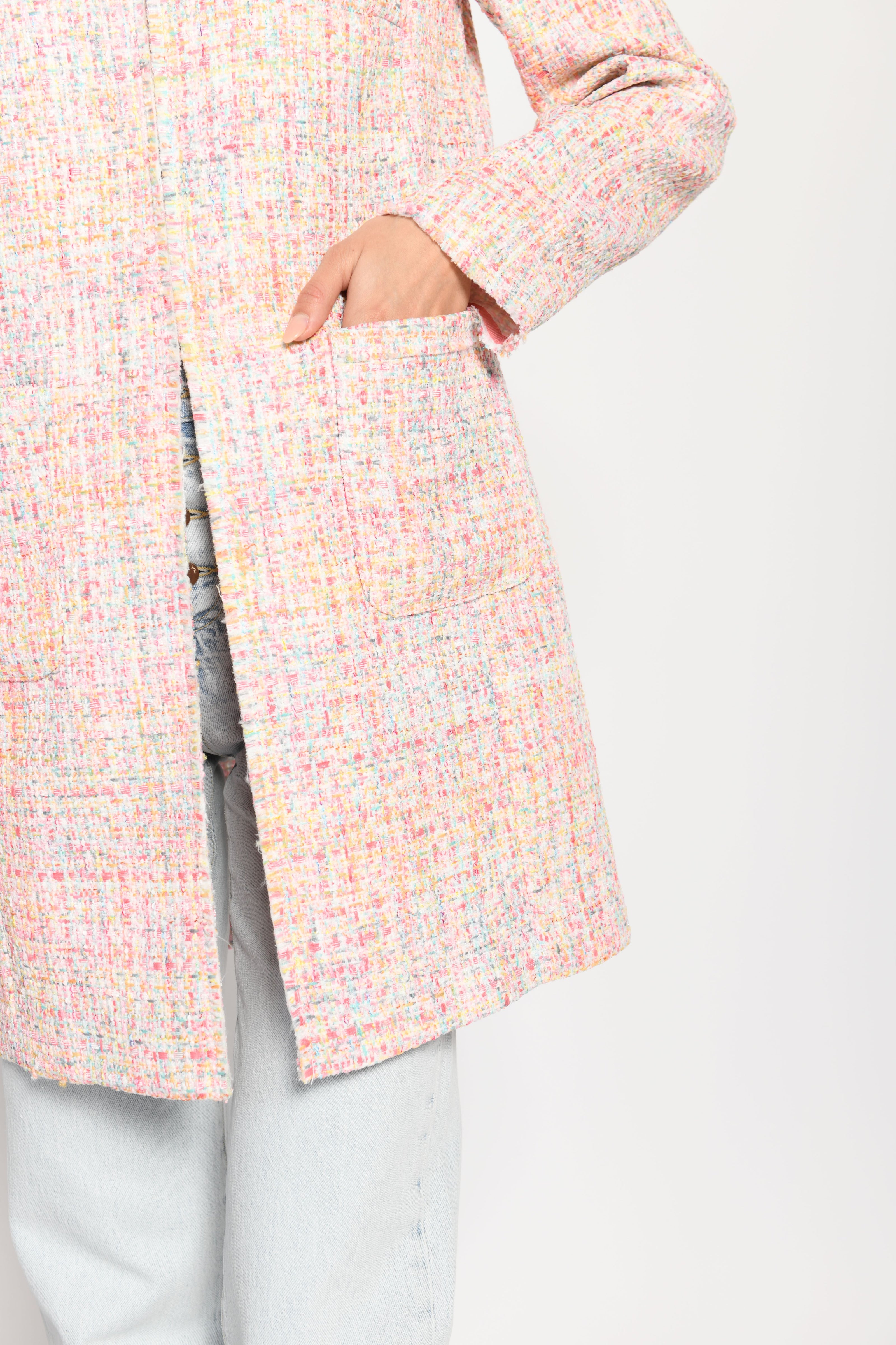 Nahaufnahme des geschlossen getragenen Kurzmantels mit sichtbaren aufgesetzten Taschen – Vorderansicht