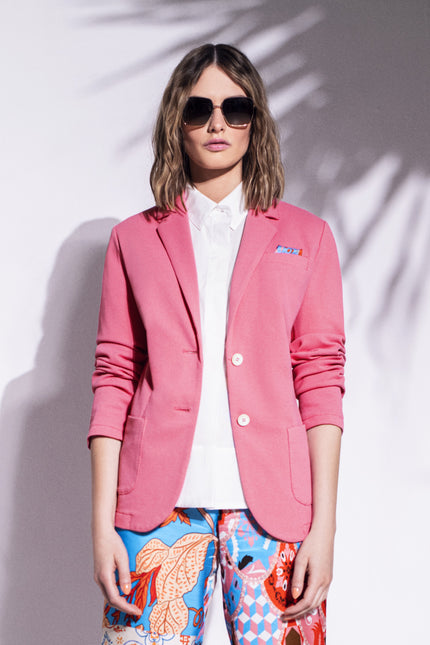 Model trägt Candy-Blazer, cool kombiniert mit weißer White-Label-Bluse und passender Palazzo-Hose – Vorderansicht