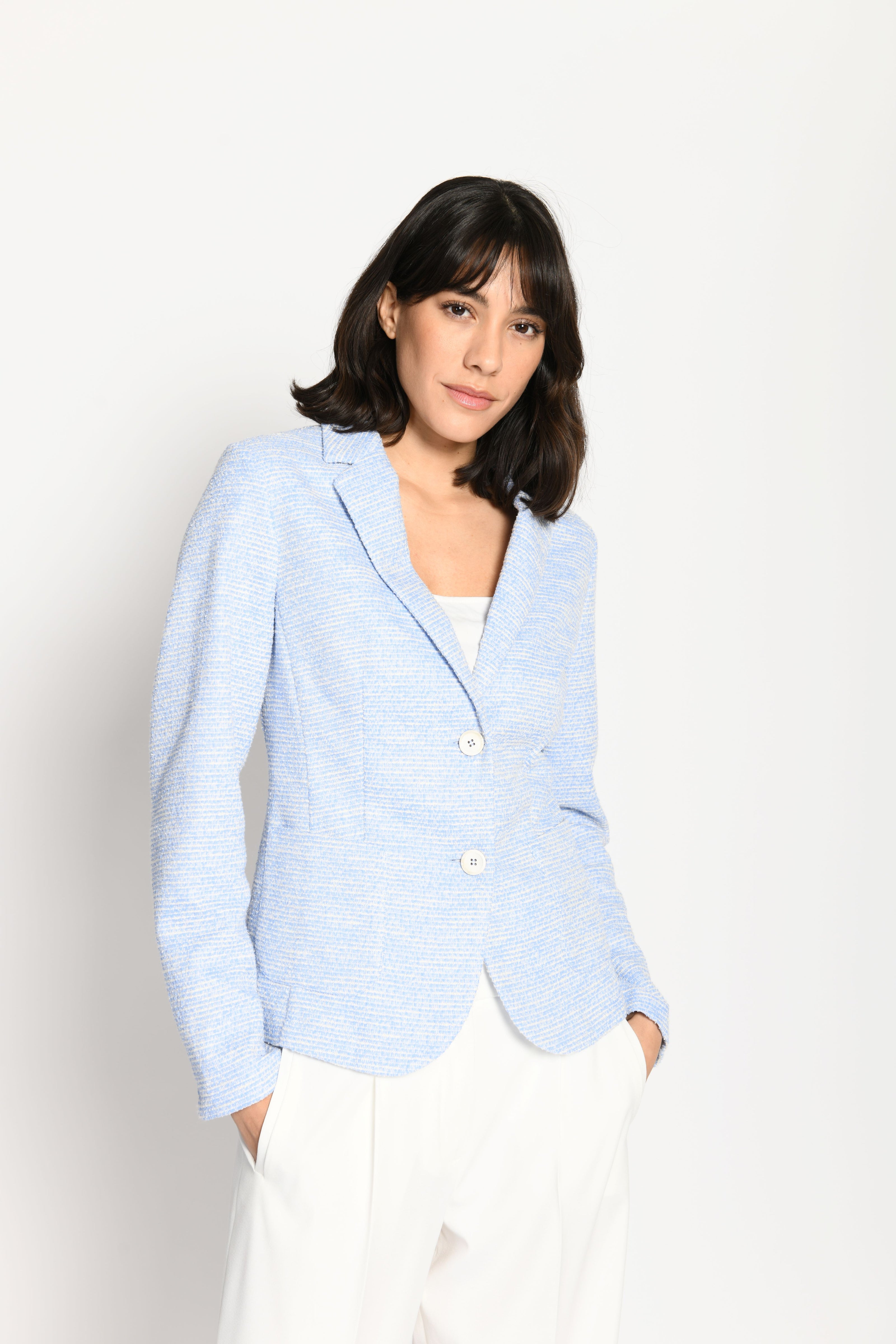 Model trägt leicht taillierten Damenblazer aus Jersey-Ware in Hellblau und Weiß – Vorderansicht 