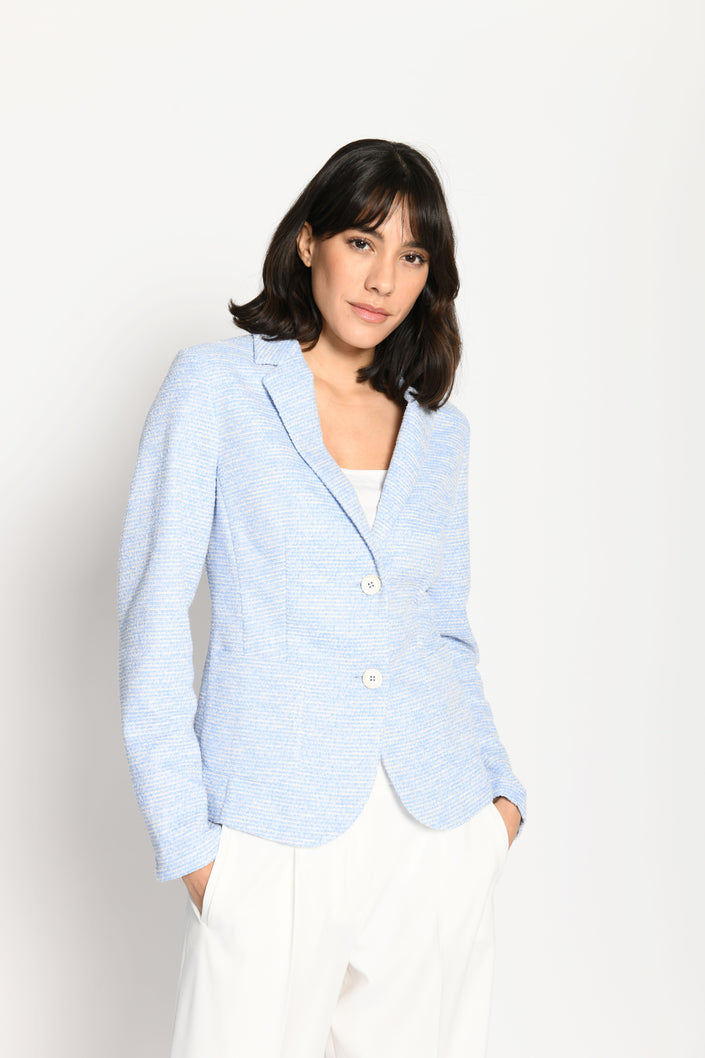 Model trägt leicht taillierten Damenblazer aus Jersey-Ware in Hellblau und Weiß – Vorderansicht 