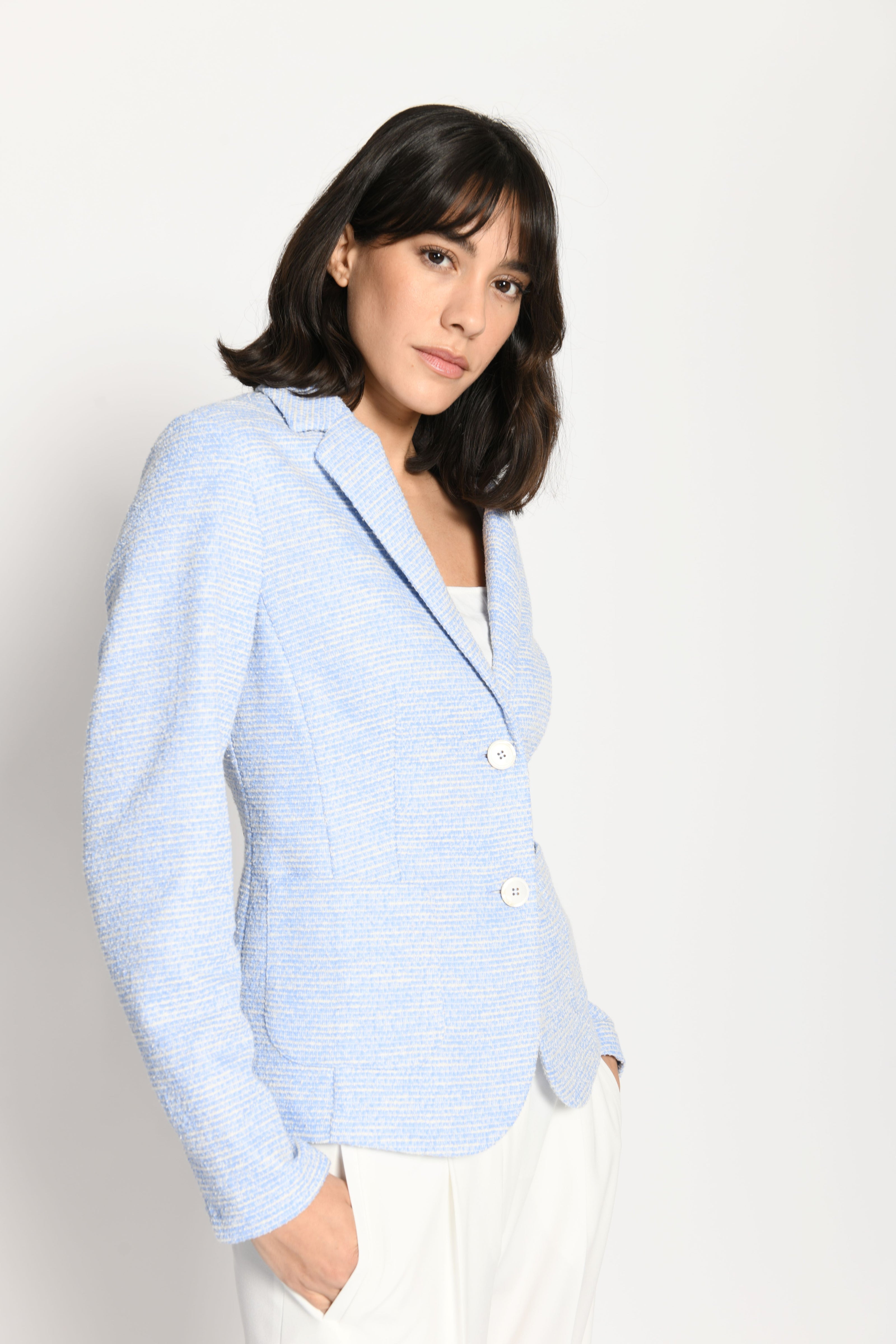 Model trägt leicht taillierten Damenblazer aus Jersey-Ware in Hellblau und Weiß – Seitenansicht von links
