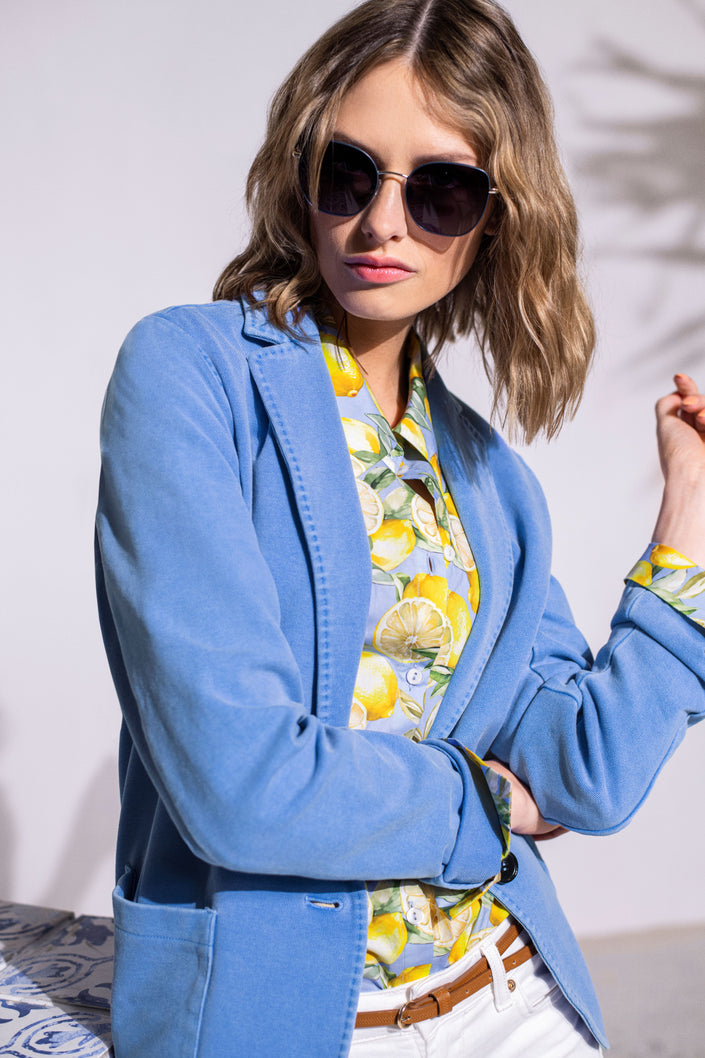 Model trägt hellblaue Damenbluse mit gelbem Zitronen-Print und passendem blauen Blazer – Vorderansicht