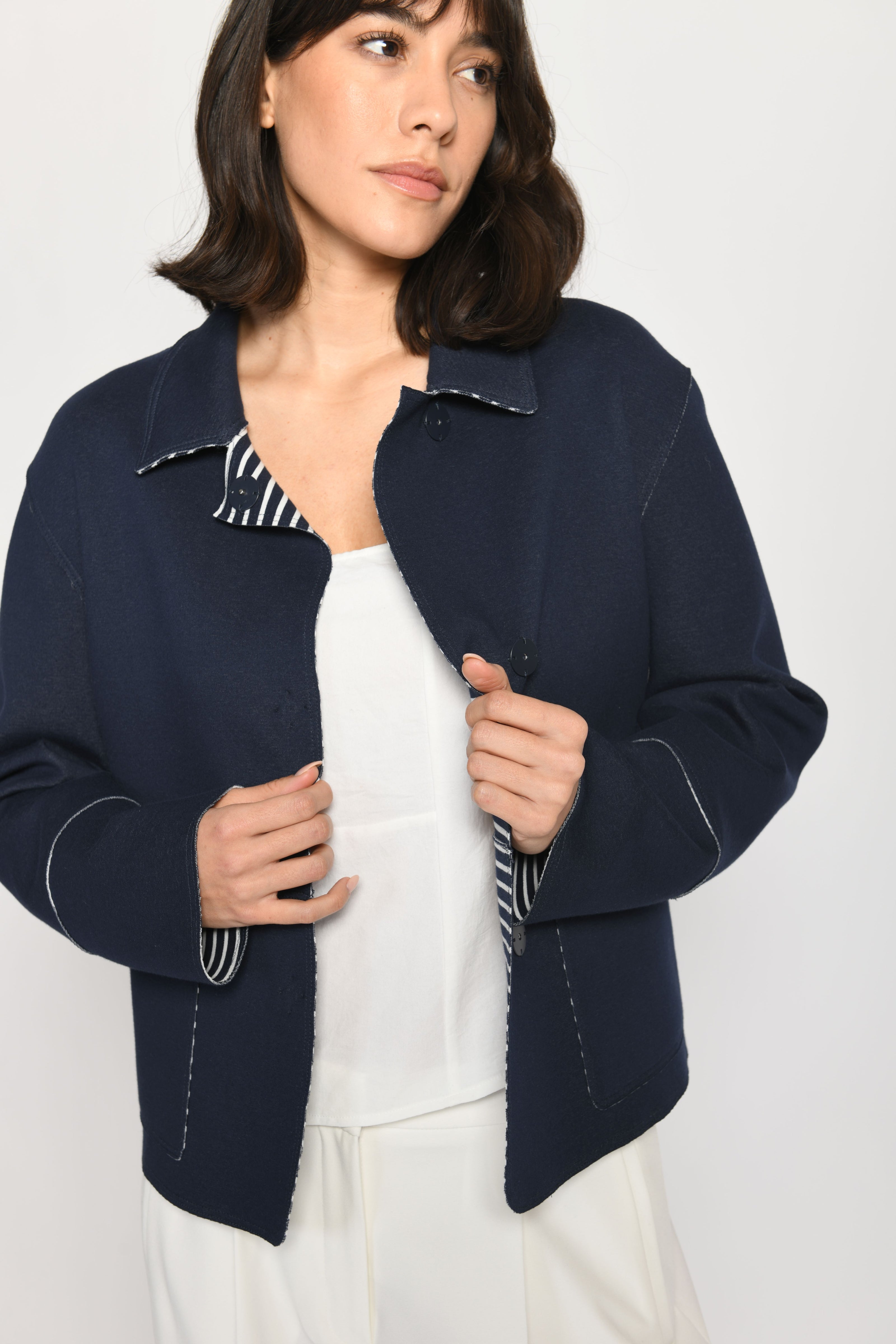 Nahaufnahme der Kastenjacke aus Scuba mit kontrastiger Innenseite – Vorderseite